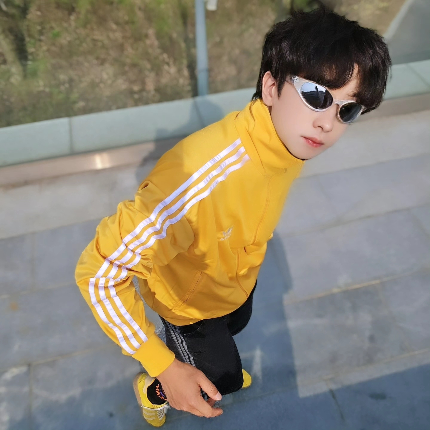 Adidas Adicolor Classic Firebird Track Top Preloved Yellow - KR Sizing, Adidas Adicolor Denim Firebird Shorts True Black Denim - KR Sizing 착용 스타일 - 1