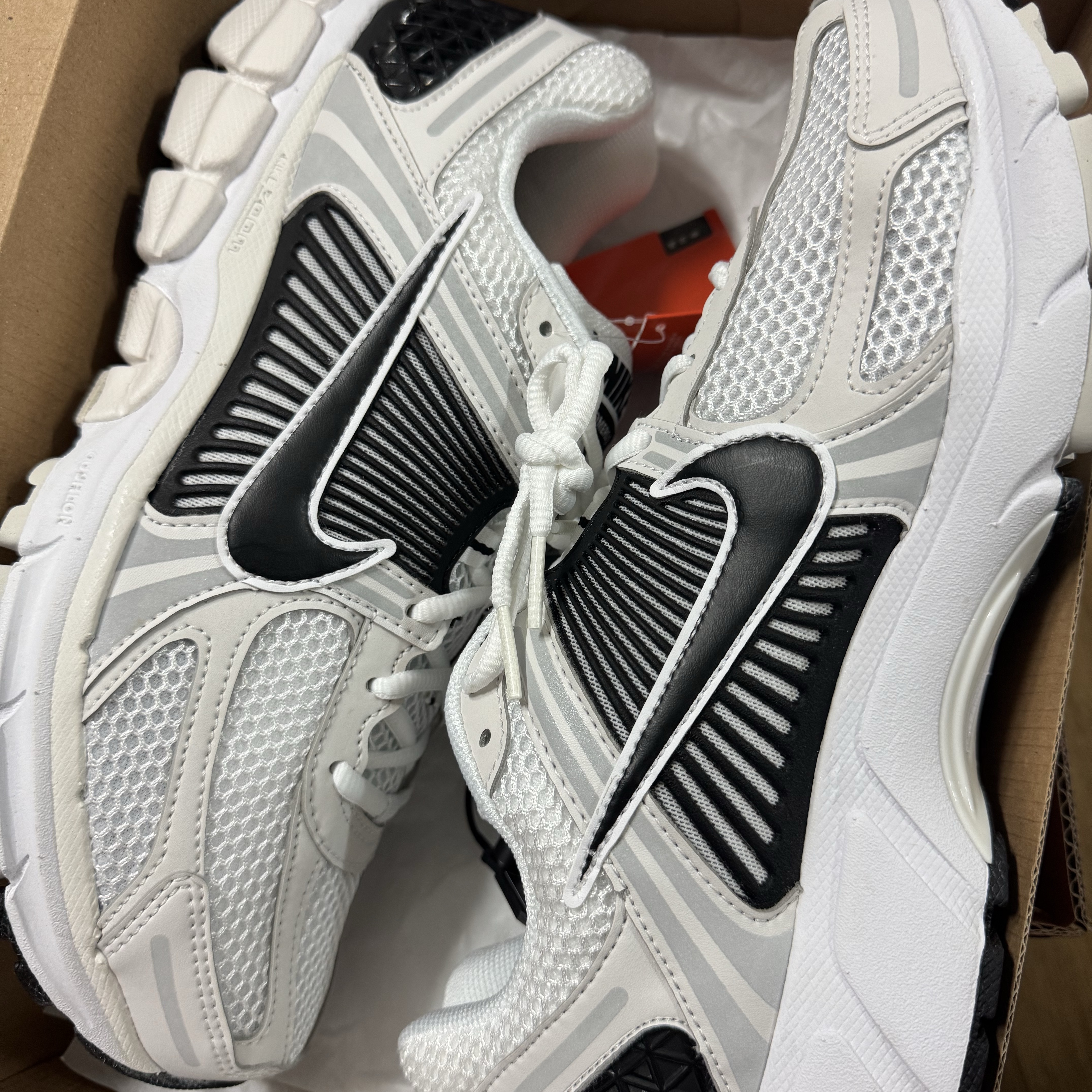 Nike Zoom Vomero 5 White Platinum Tint 착용 스타일