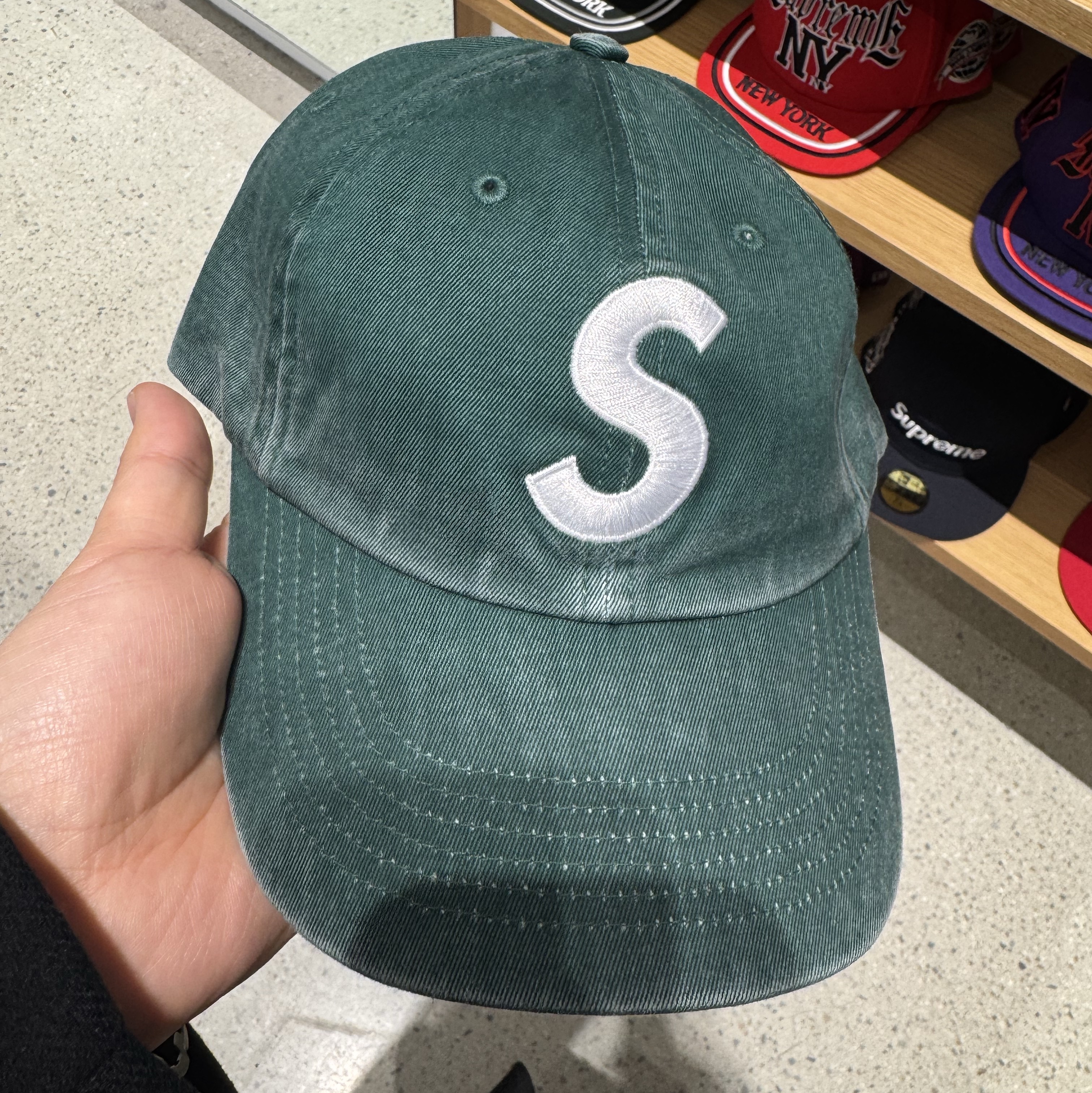 Supreme Pigment Coated S Logo 6-Panel Dark Green - 25SS 착용 스타일