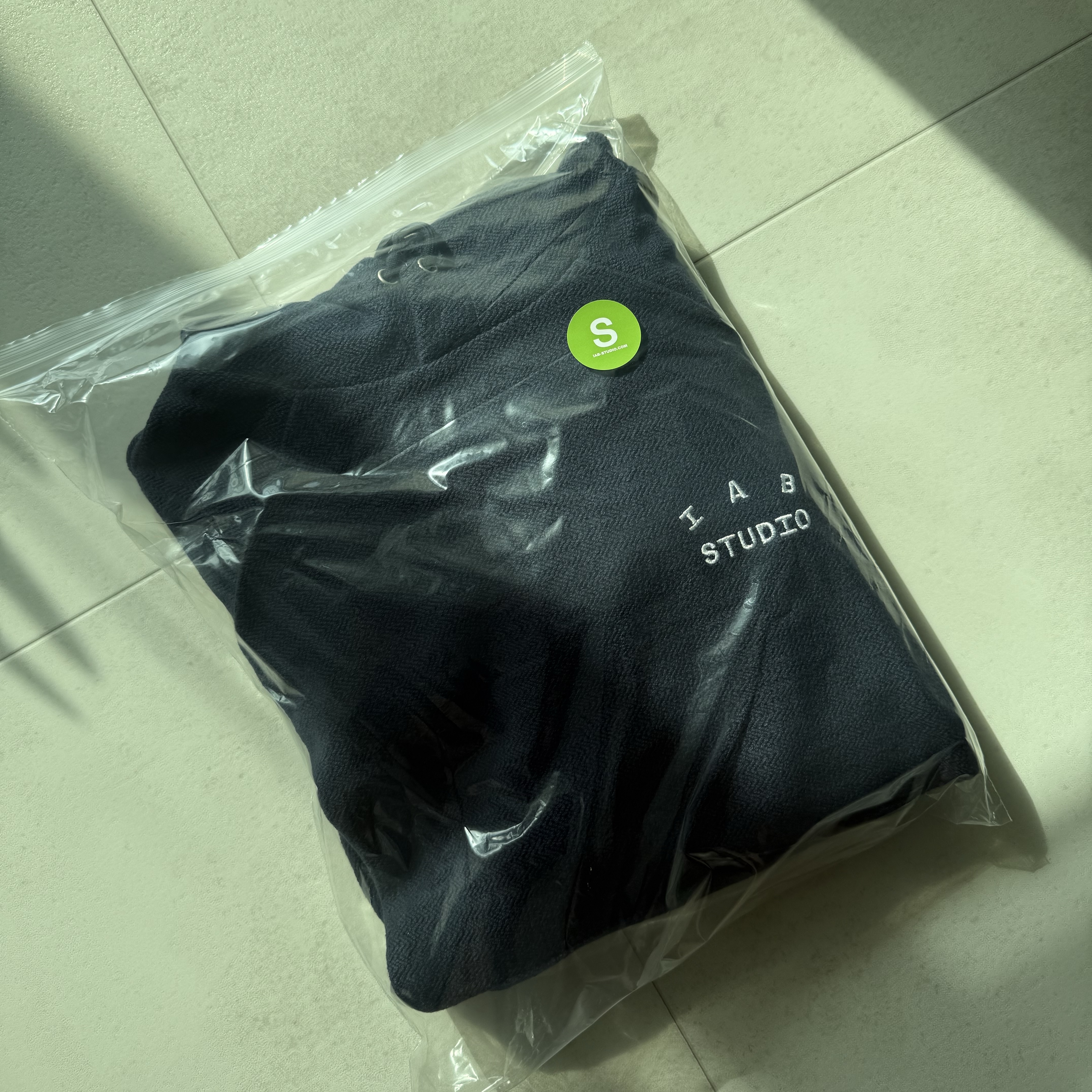 IAB Studio Herringbone Hoodie Navy White 착용 스타일 - 2