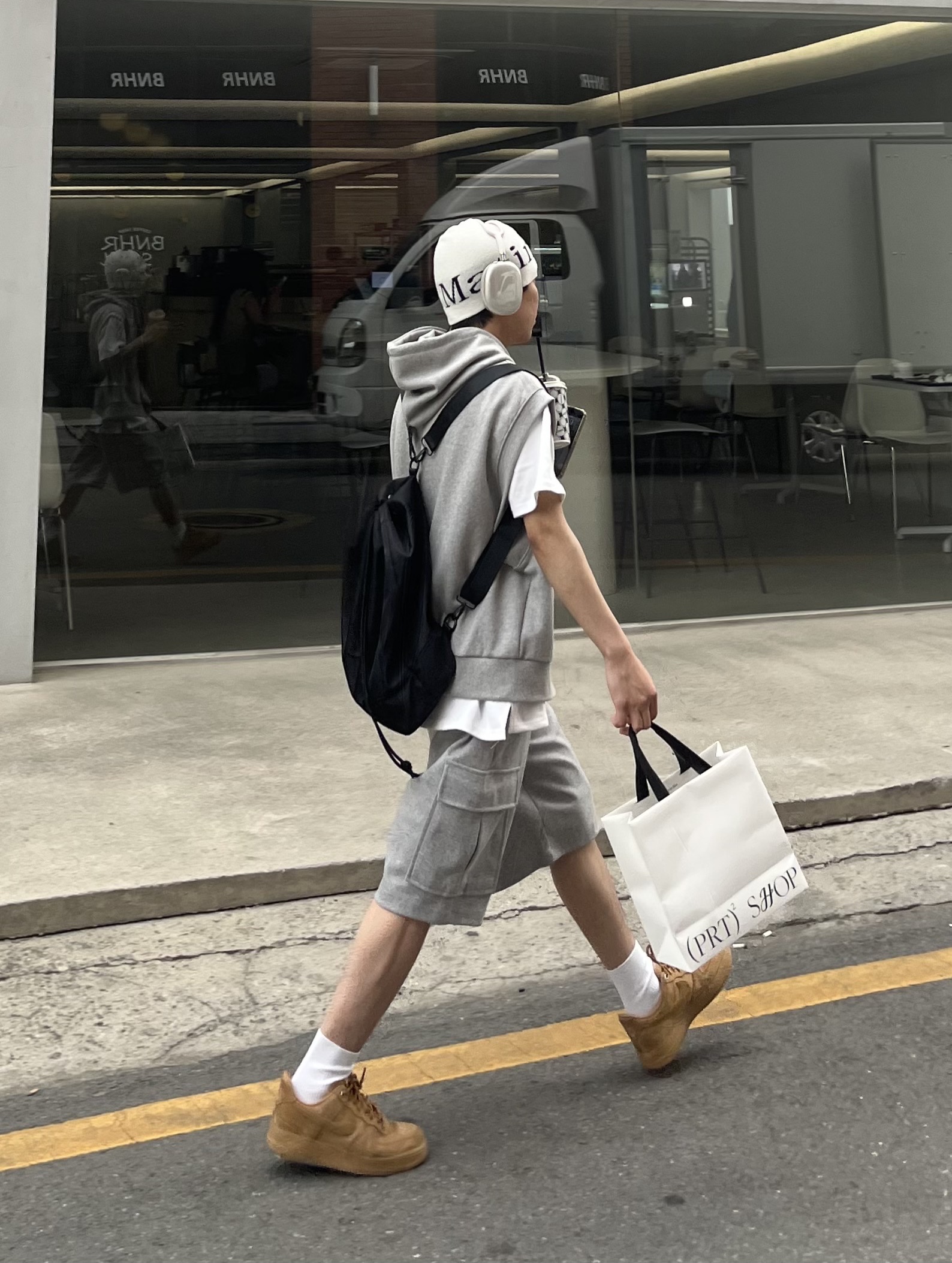 Nike Air Force 1 '07 WB Flax, Matin Kim Logo Jacquard Short Beanie White 착용 스타일 - 1