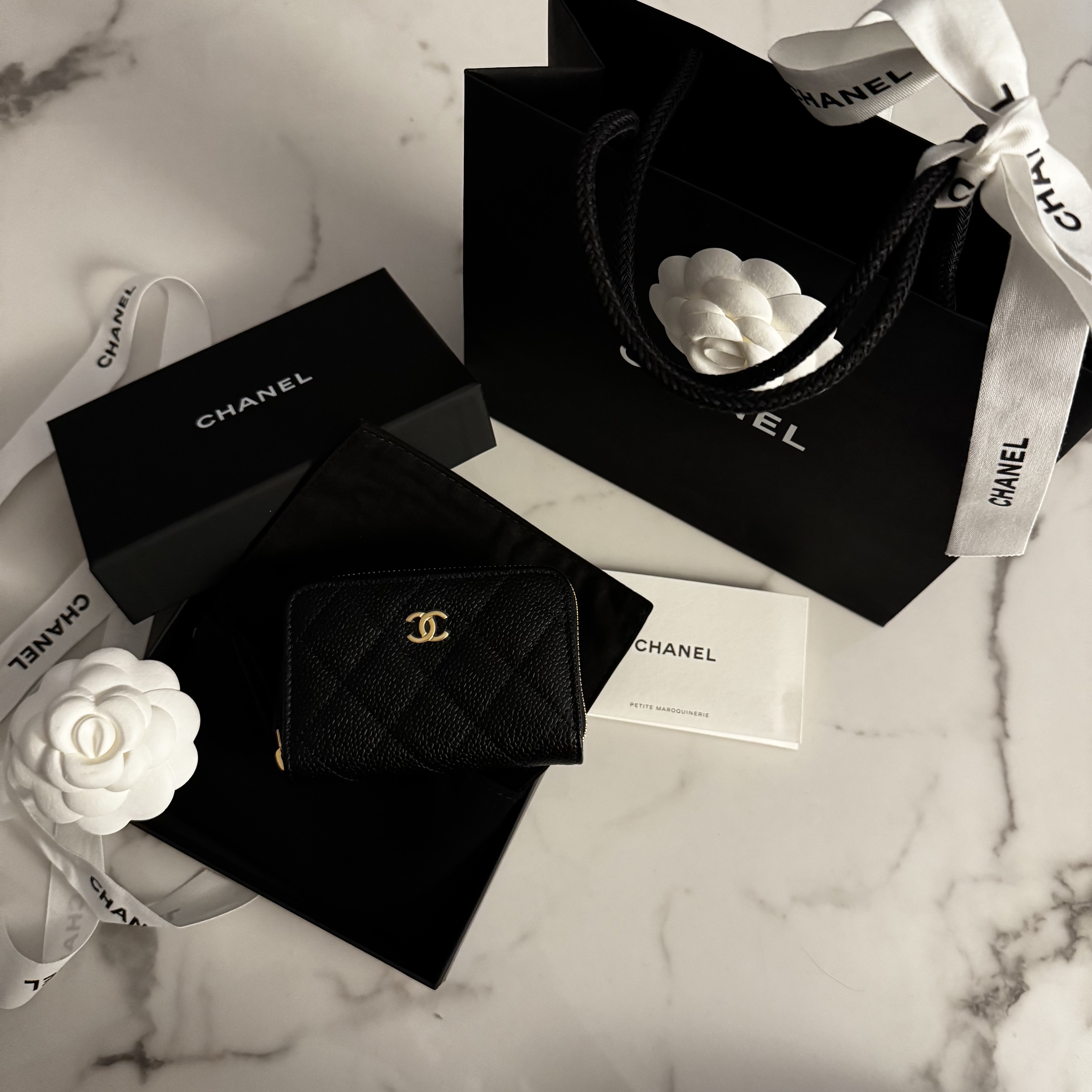 Chanel Classic Zipped Coin Purse Grained Calfskin & Gold Black 착용 스타일 - 1