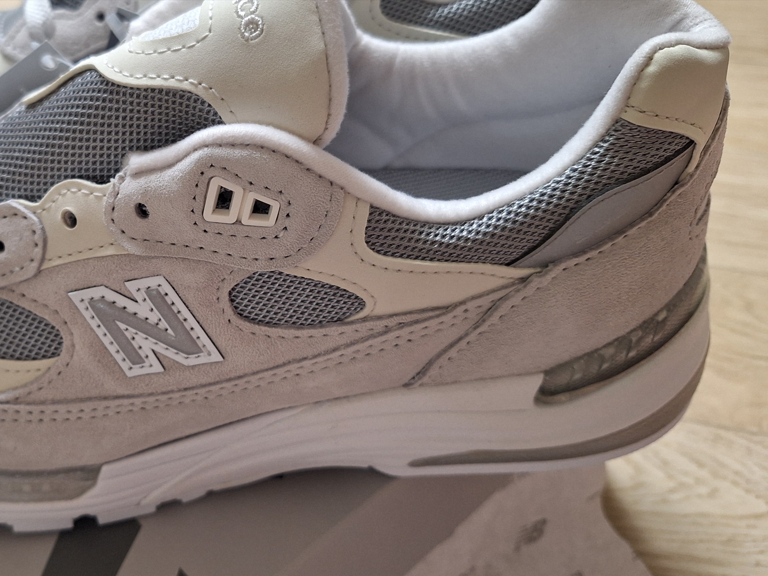 New Balance 992 Made in USA Core White Reflection 착용 스타일 - 2