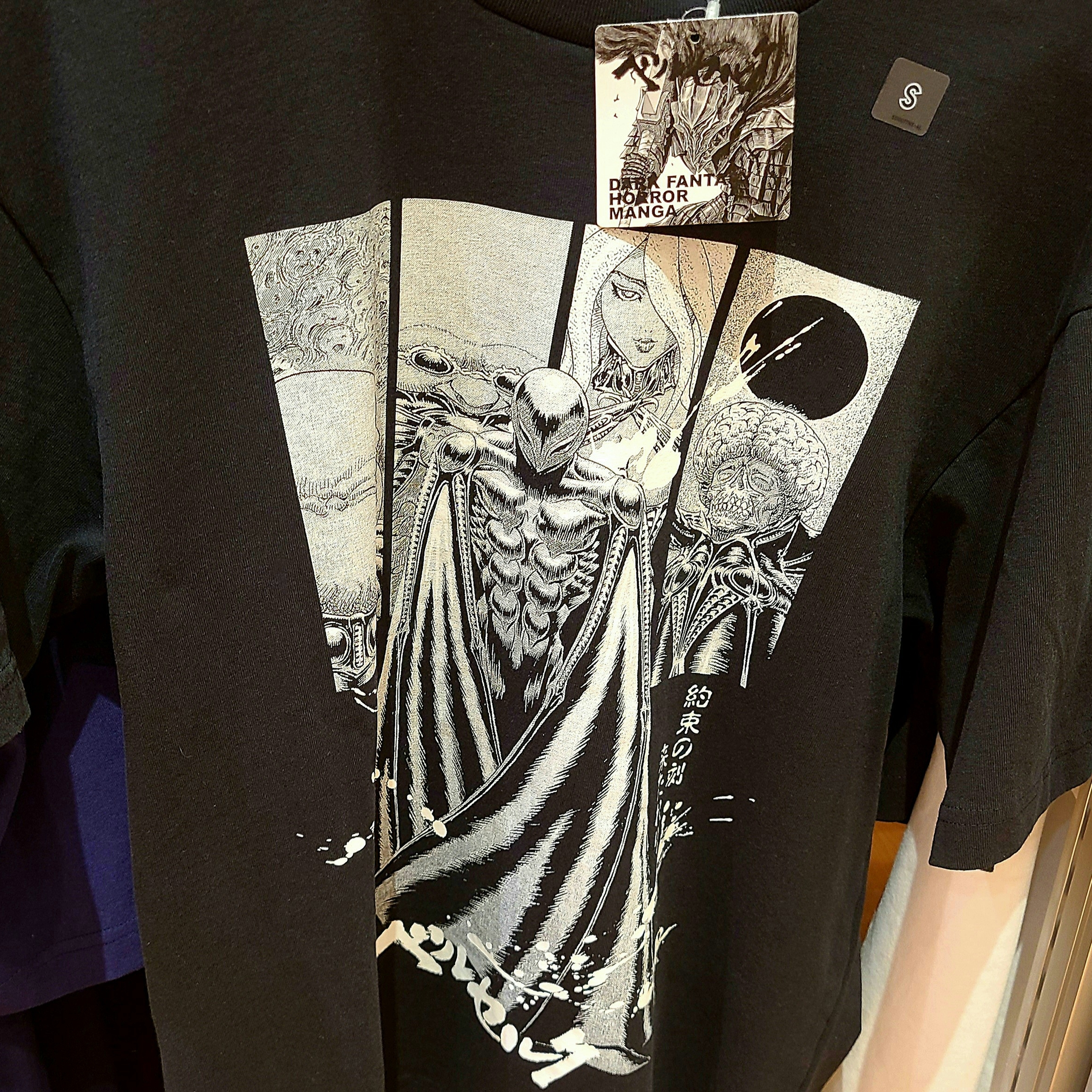 Uniqlo UT x Uzumaki Manga Curation Graphic T-Shirt C White, Uniqlo UT x Parasyte Manga Curation Graphic T-Shirt E Navy - KR 착용 스타일 - 3