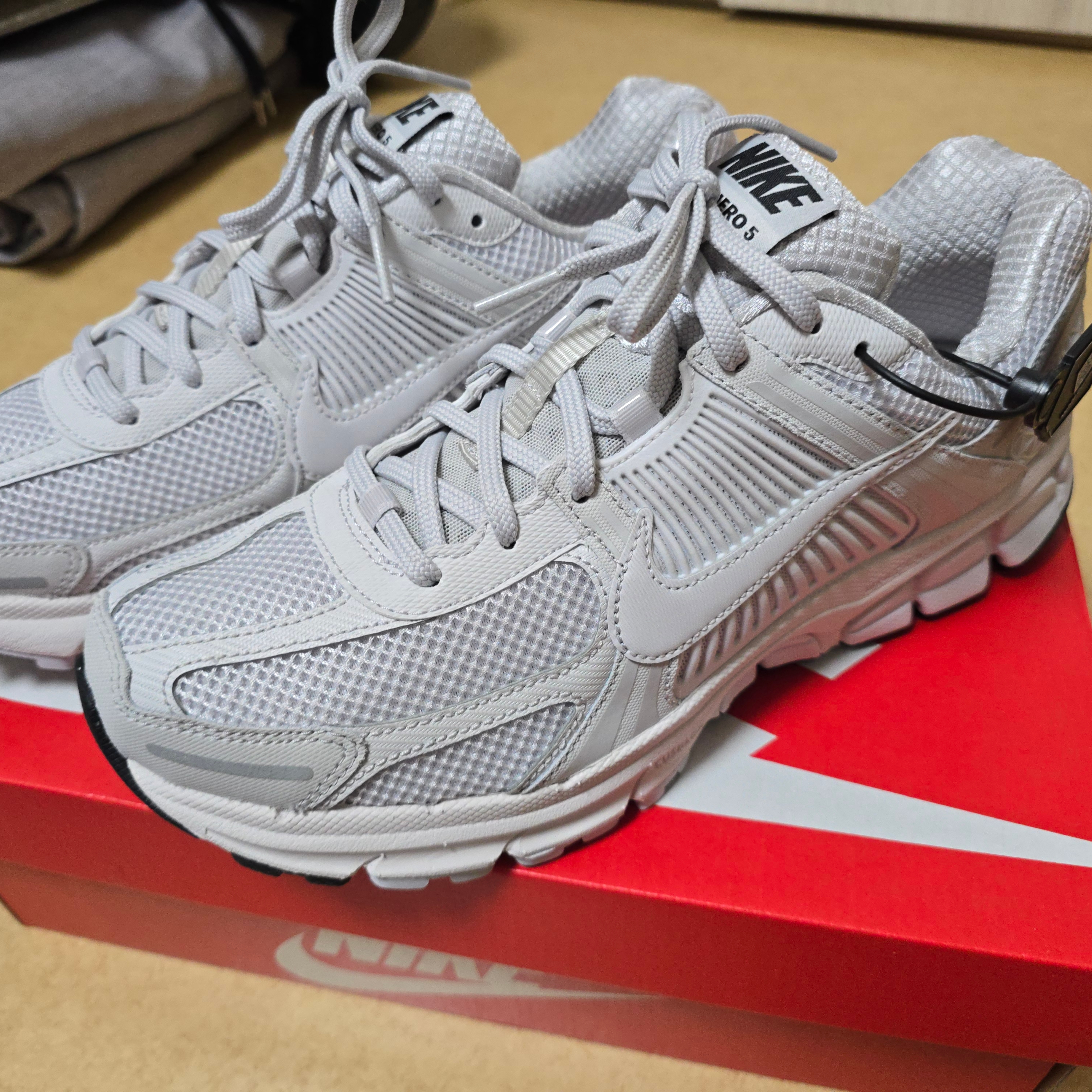 Nike Zoom Vomero 5 SP Vast Grey 2023 착용 스타일 - 1