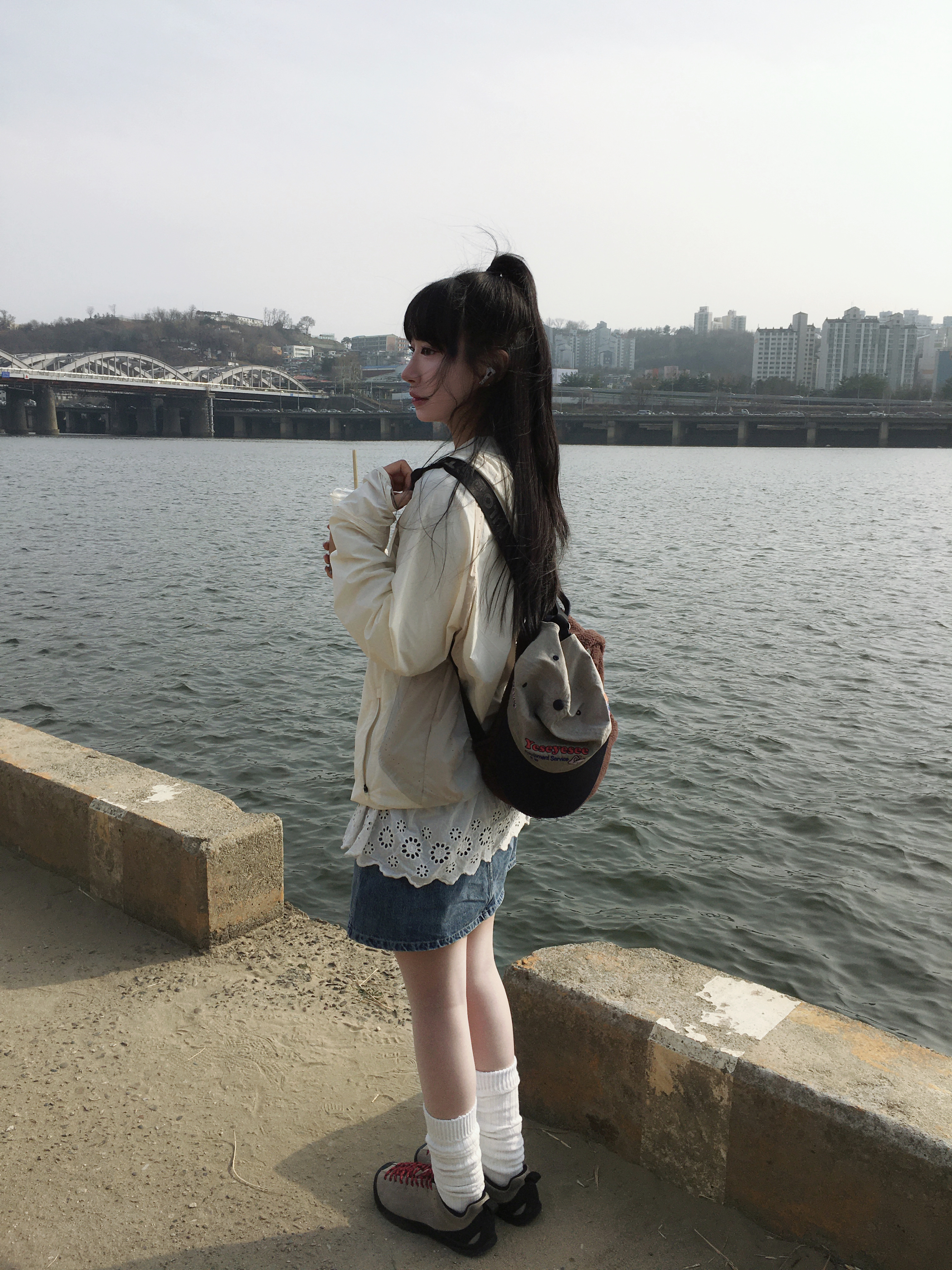 산산기어 러닝 자켓 아이보리, 베이프 베이비 마일로 미니 퍼 백팩 브라운 착용 스타일 - 4
