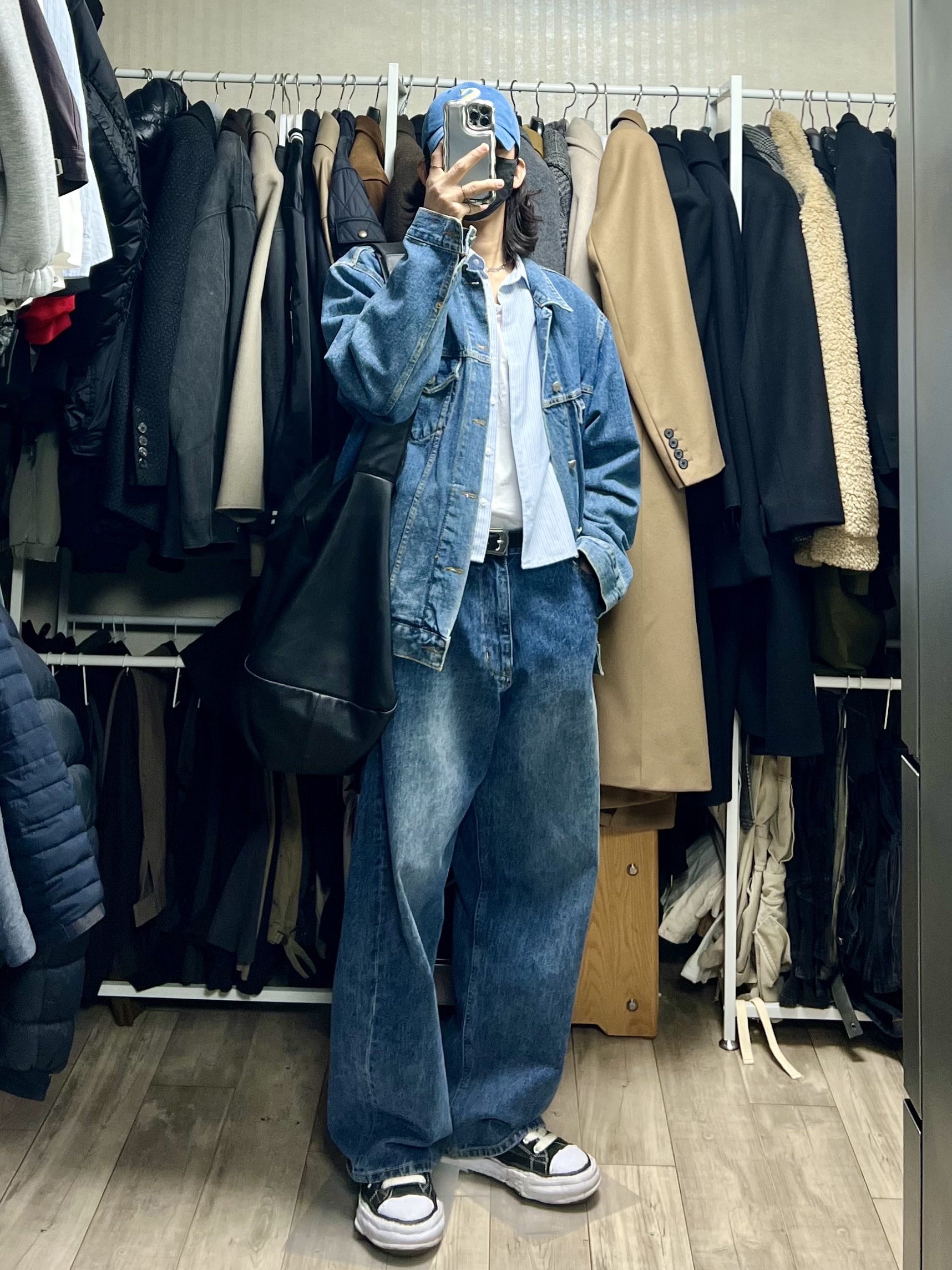 메종 미하라 야스히로 피터슨23 OG 솔 캔버스 로우탑 스니커즈 블랙, (W) 유니클로 x JW 앤더슨 옥스포드 박시 셔츠 스트라이프 라이트 블루 - KR 착용 스타일