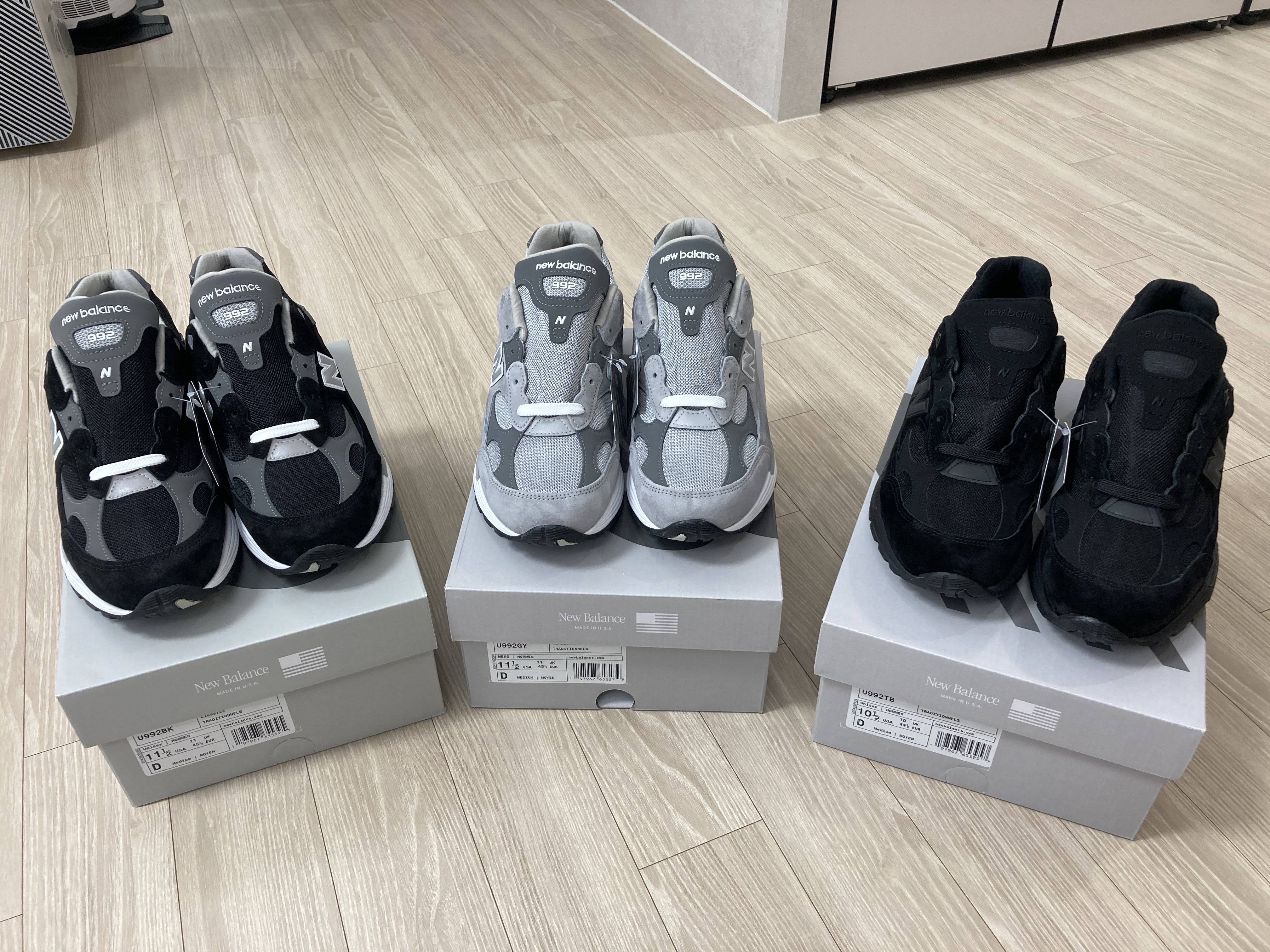 New Balance 992 Made in USA Core Grey Silver Metallic, New Balance 992 Made in USA Core Black Grey 착용 스타일 - 2