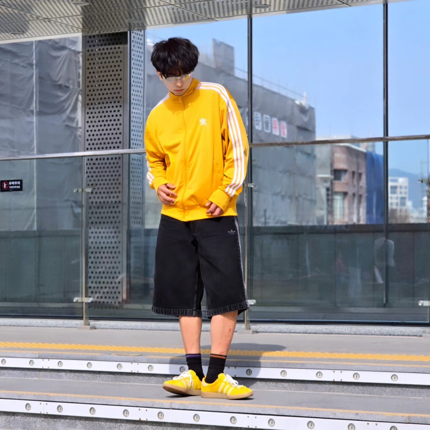 Adidas Adicolor Classic Firebird Track Top Preloved Yellow - KR Sizing, Adidas Adicolor Denim Firebird Shorts True Black Denim - KR Sizing 착용 스타일 - 6