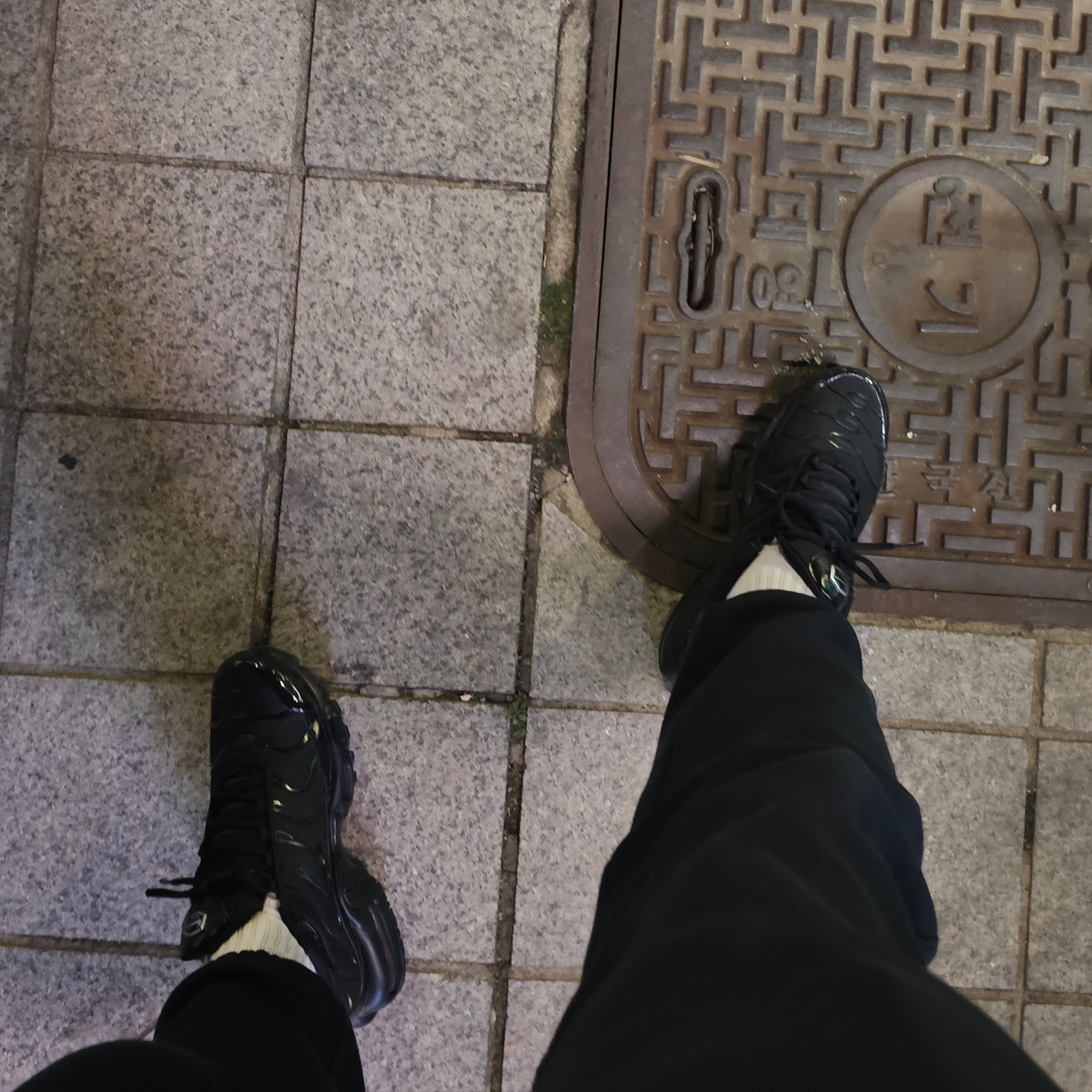 Nike Air Max Plus Triple Black 착용 스타일