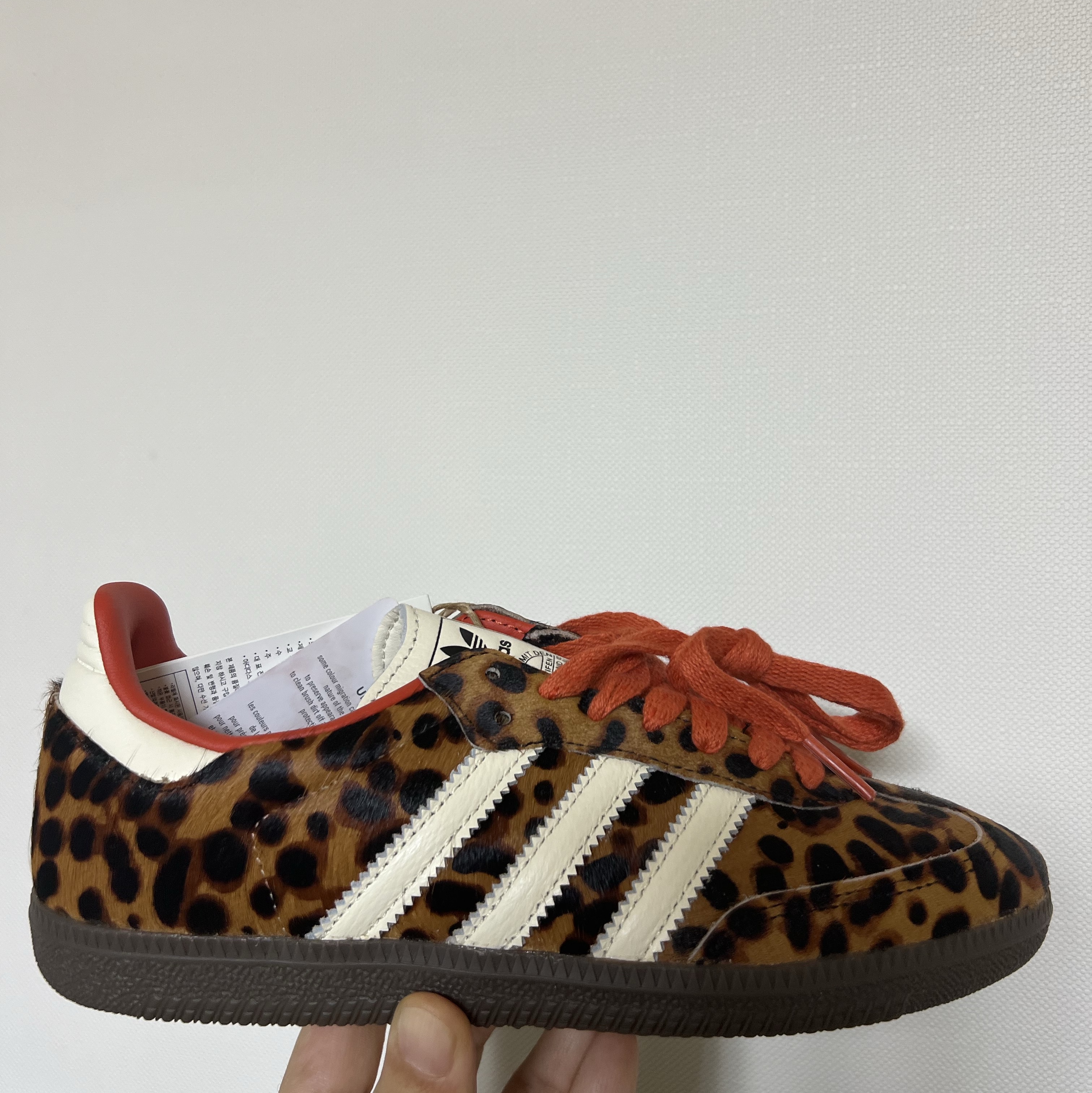 (W) Adidas Samba OG Core Black Preloved Red 착용 스타일 - 1