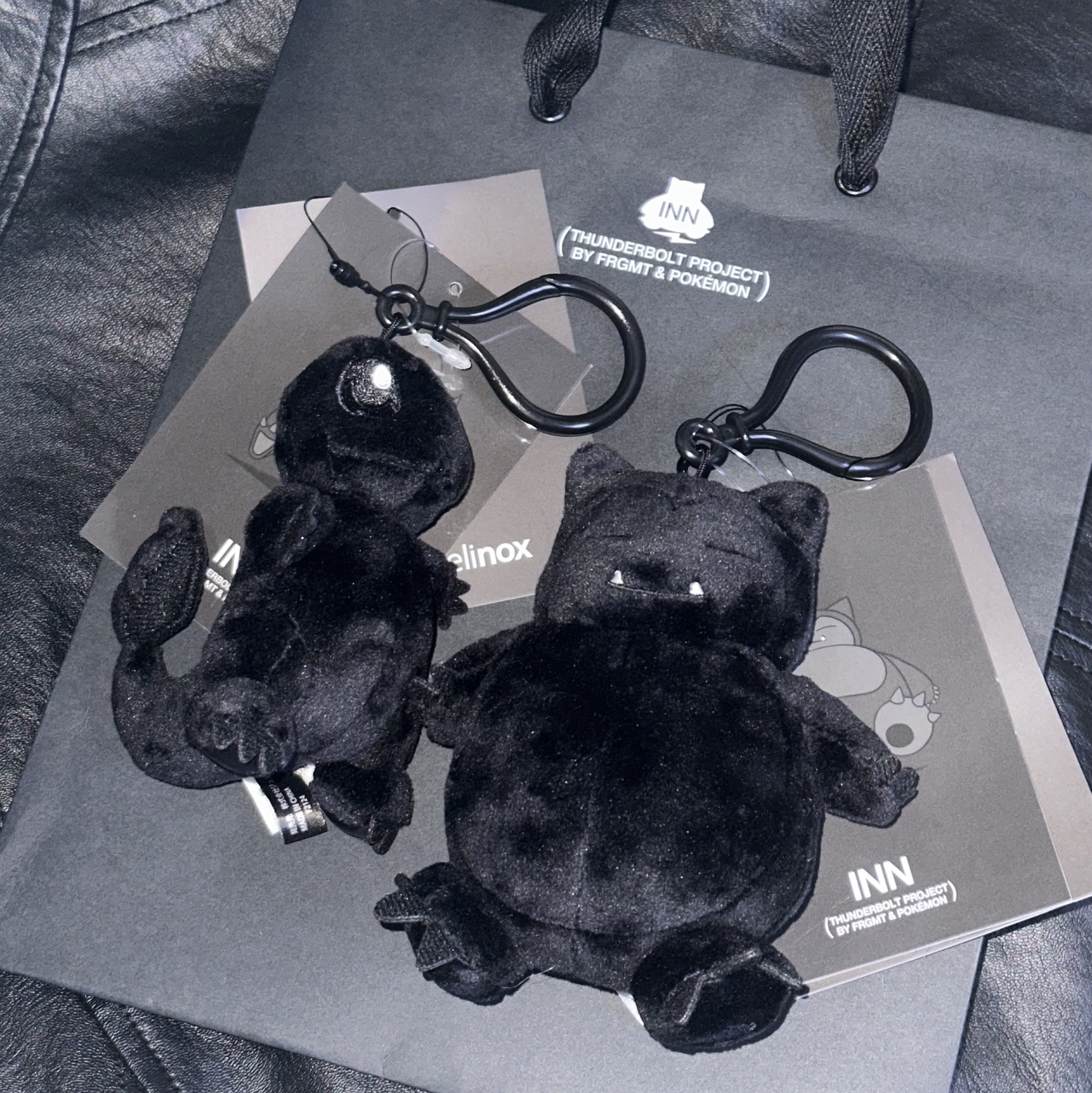 Fragment x Pokemon INN Thunderbolt Project TBP Mascot Key Ring Kabigon Black, Fragment x Pokemon INN Thunderbolt Project TBP Mascot Key Ring Hitokage Black 착용 스타일