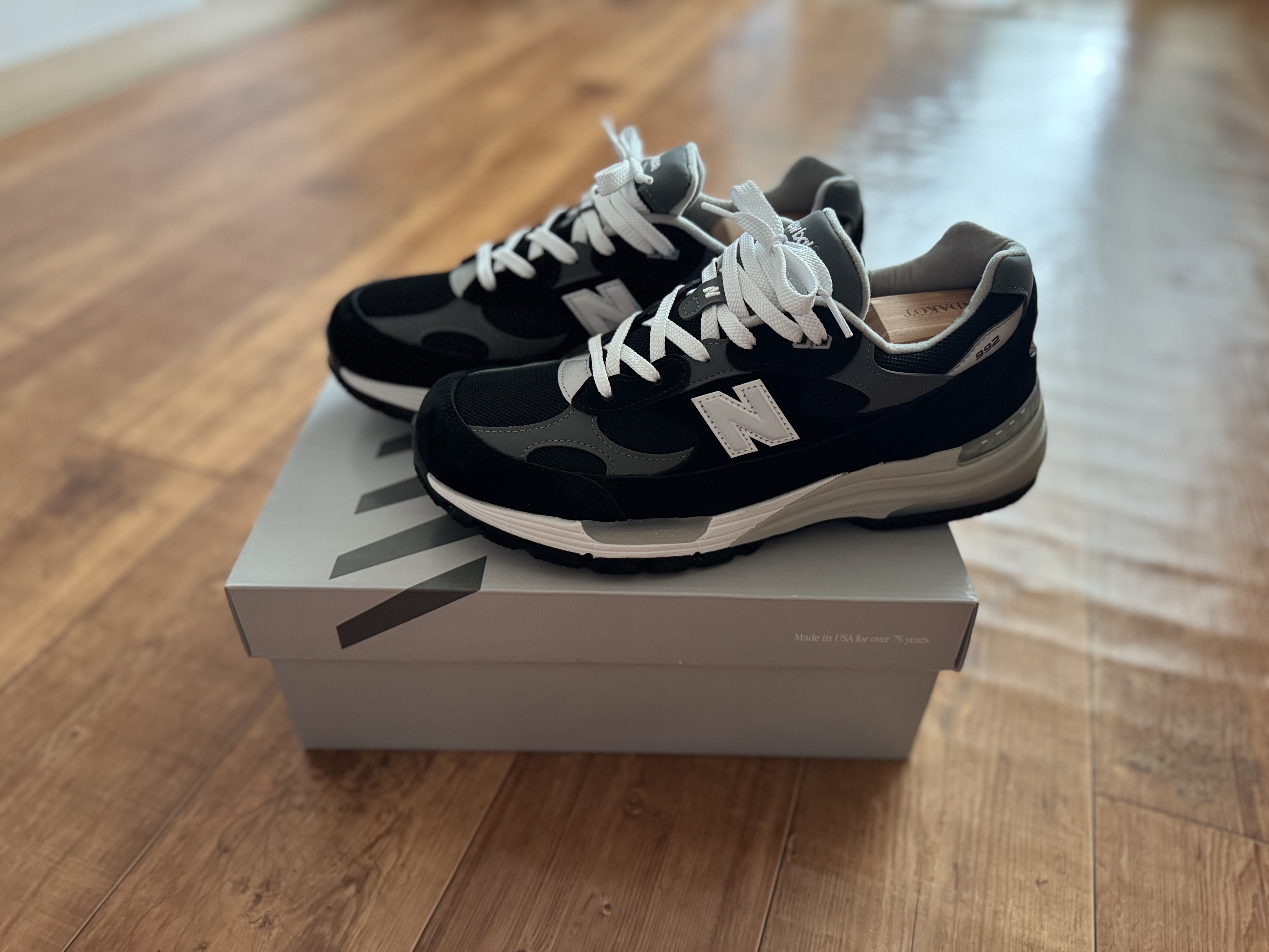 New Balance 992 Made in USA Core Black Grey 착용 스타일 - 2