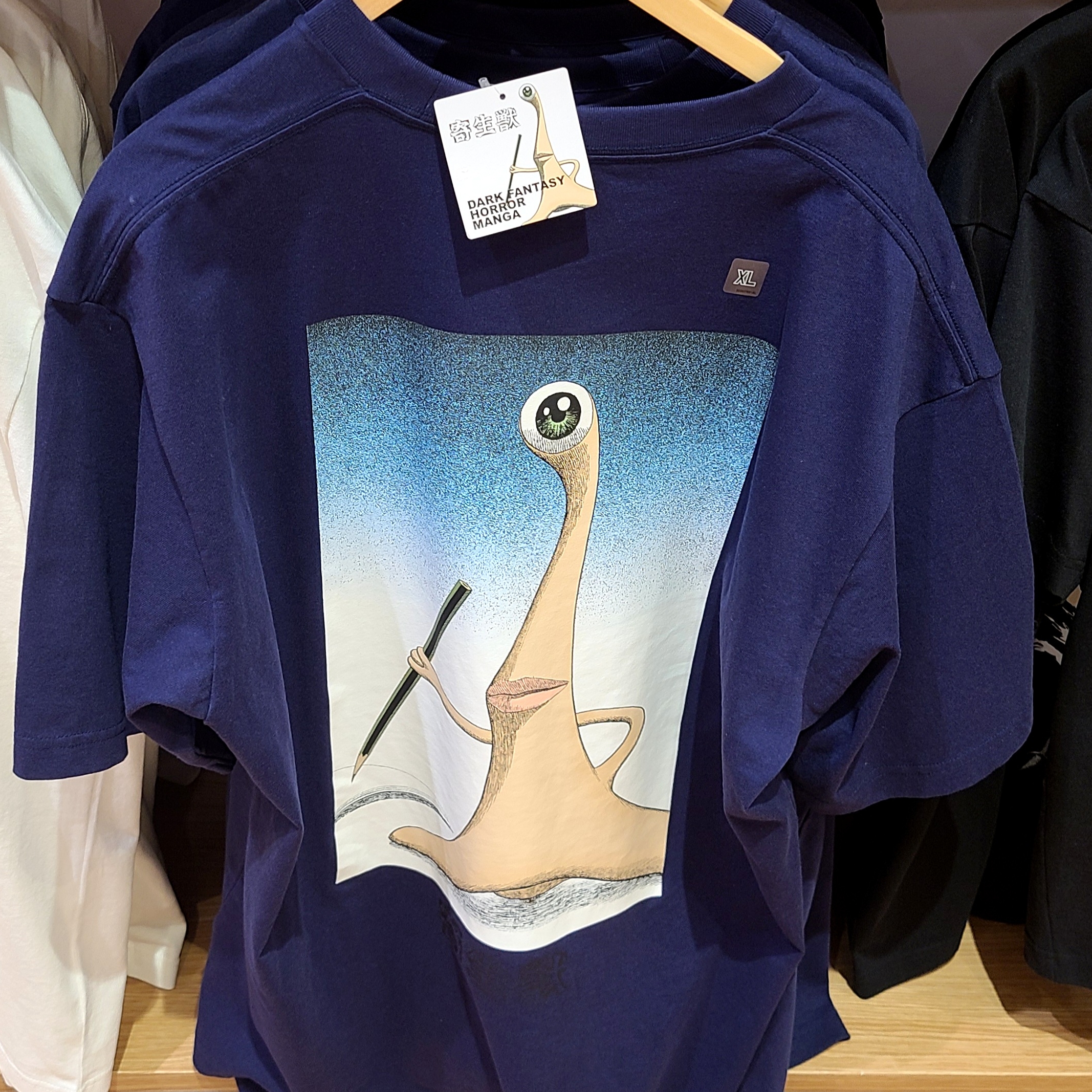 Uniqlo UT x Uzumaki Manga Curation Graphic T-Shirt C White, Uniqlo UT x Parasyte Manga Curation Graphic T-Shirt E Navy - KR 착용 스타일 - 2