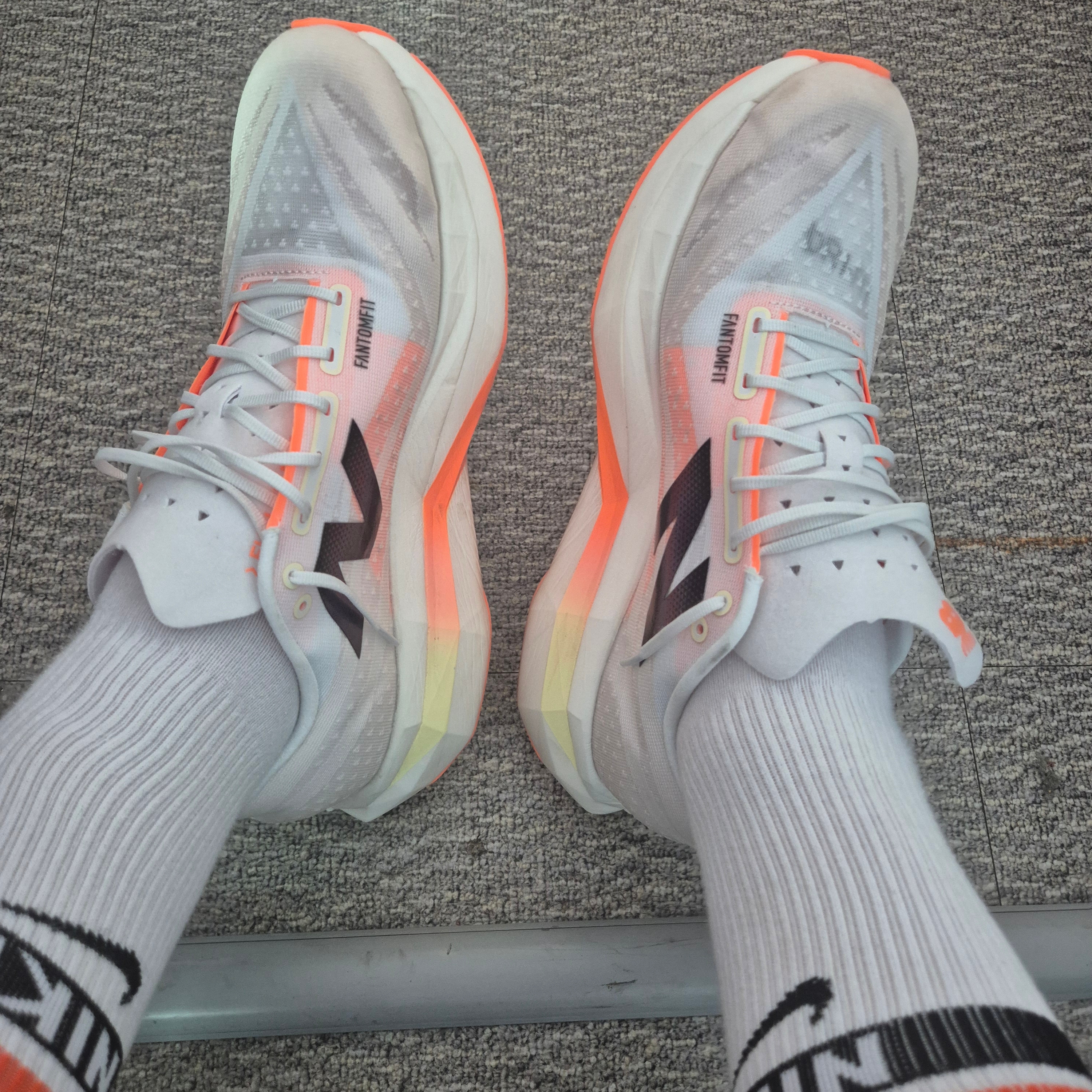 New Balance Fuelcell SC Elite v4 Sunrise - 2E Wide 착용 스타일