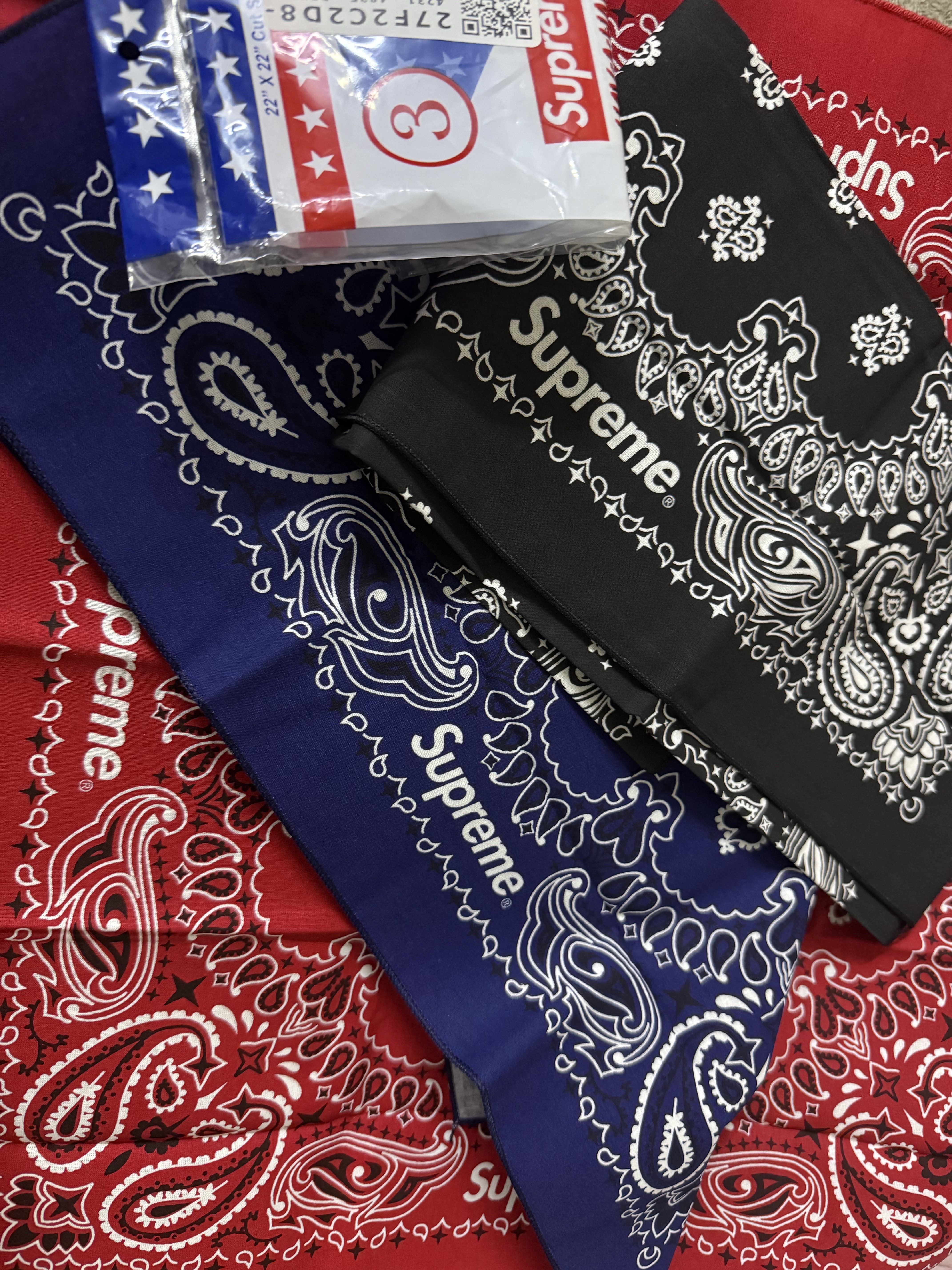 Supreme Hav-A-Hank Bandanas Multicolor (Set of 3) - 24SS 착용 스타일