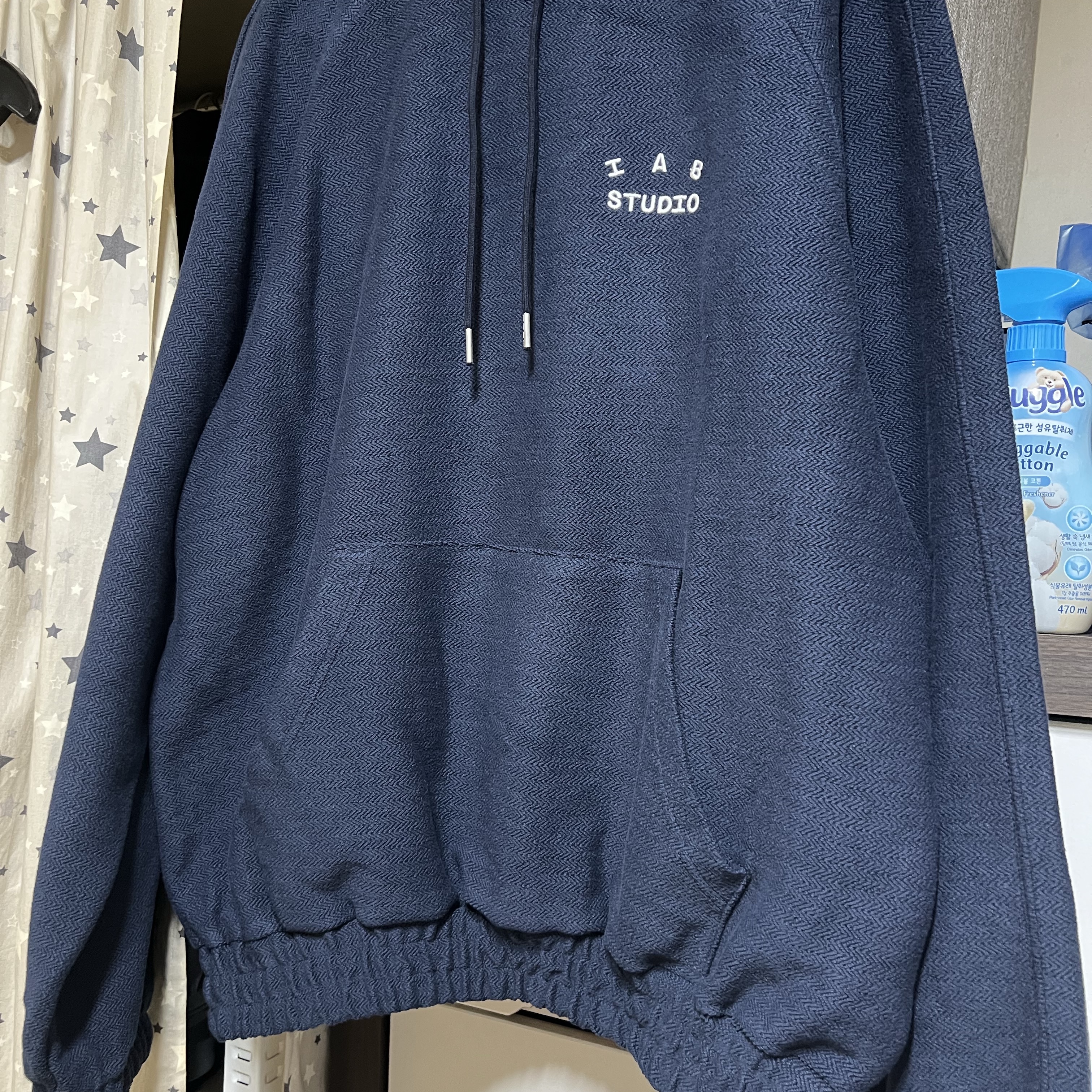 IAB Studio Herringbone Hoodie Navy White 착용 스타일