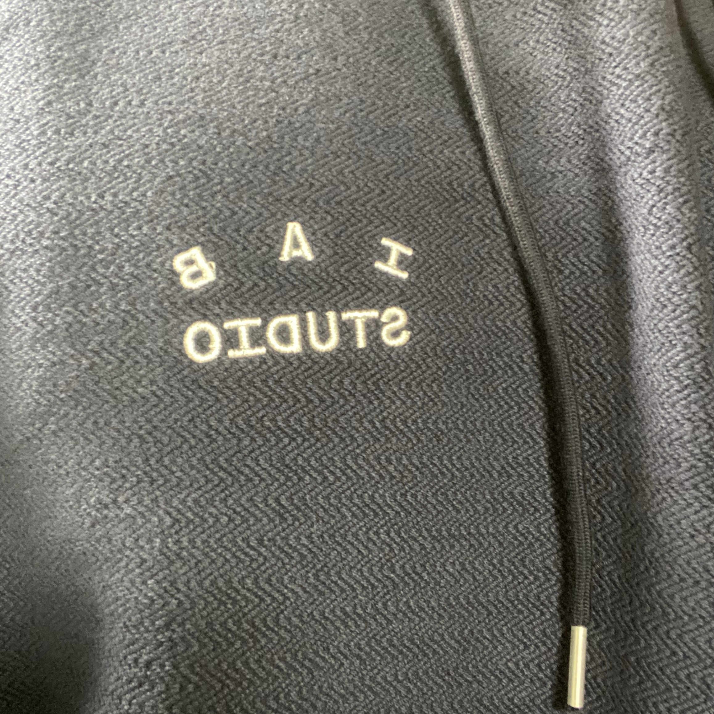 IAB Studio Herringbone Hoodie Navy White 착용 스타일 - 2