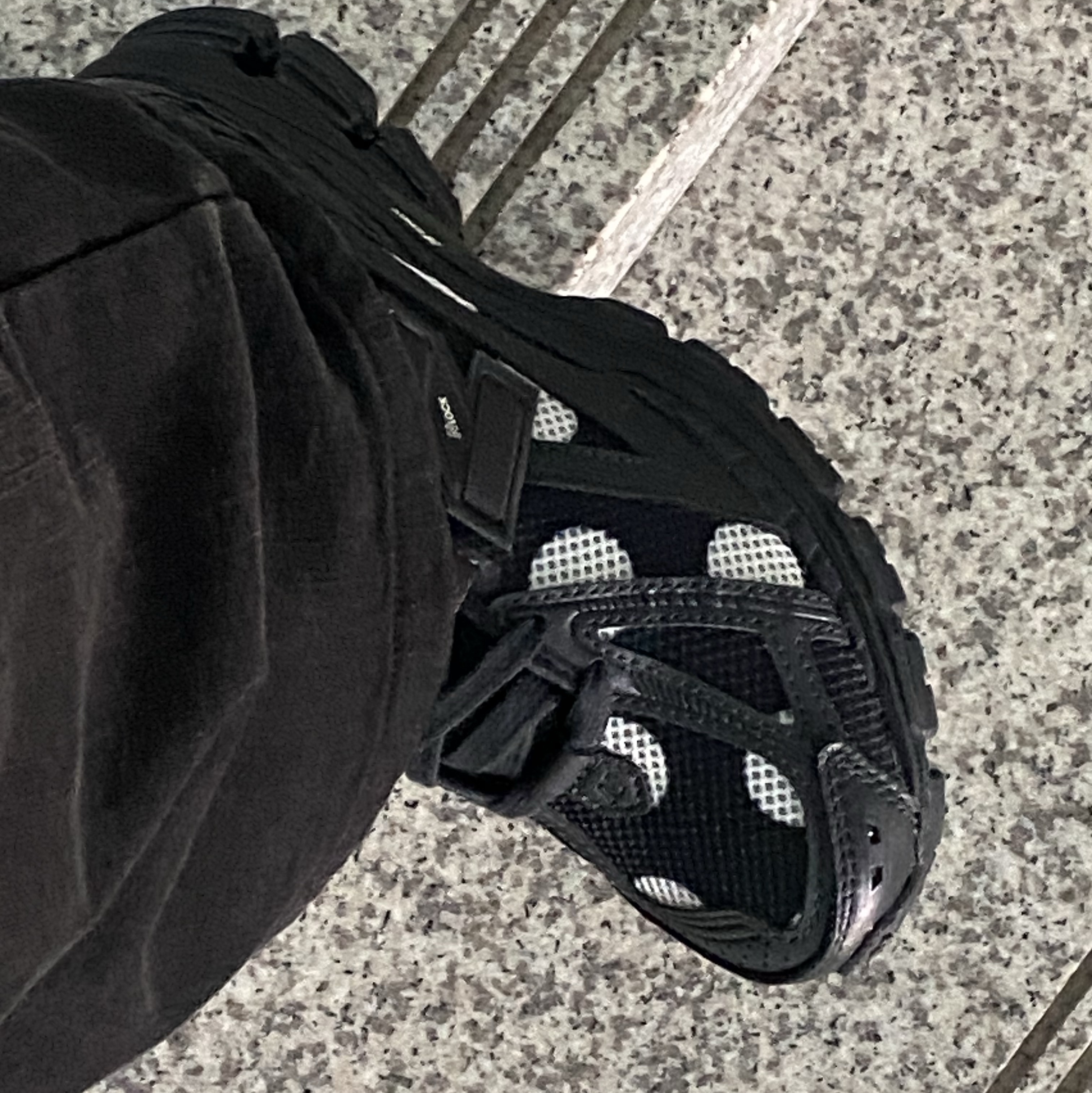 New Balance 1906R Polka Dot Black 착용 스타일
