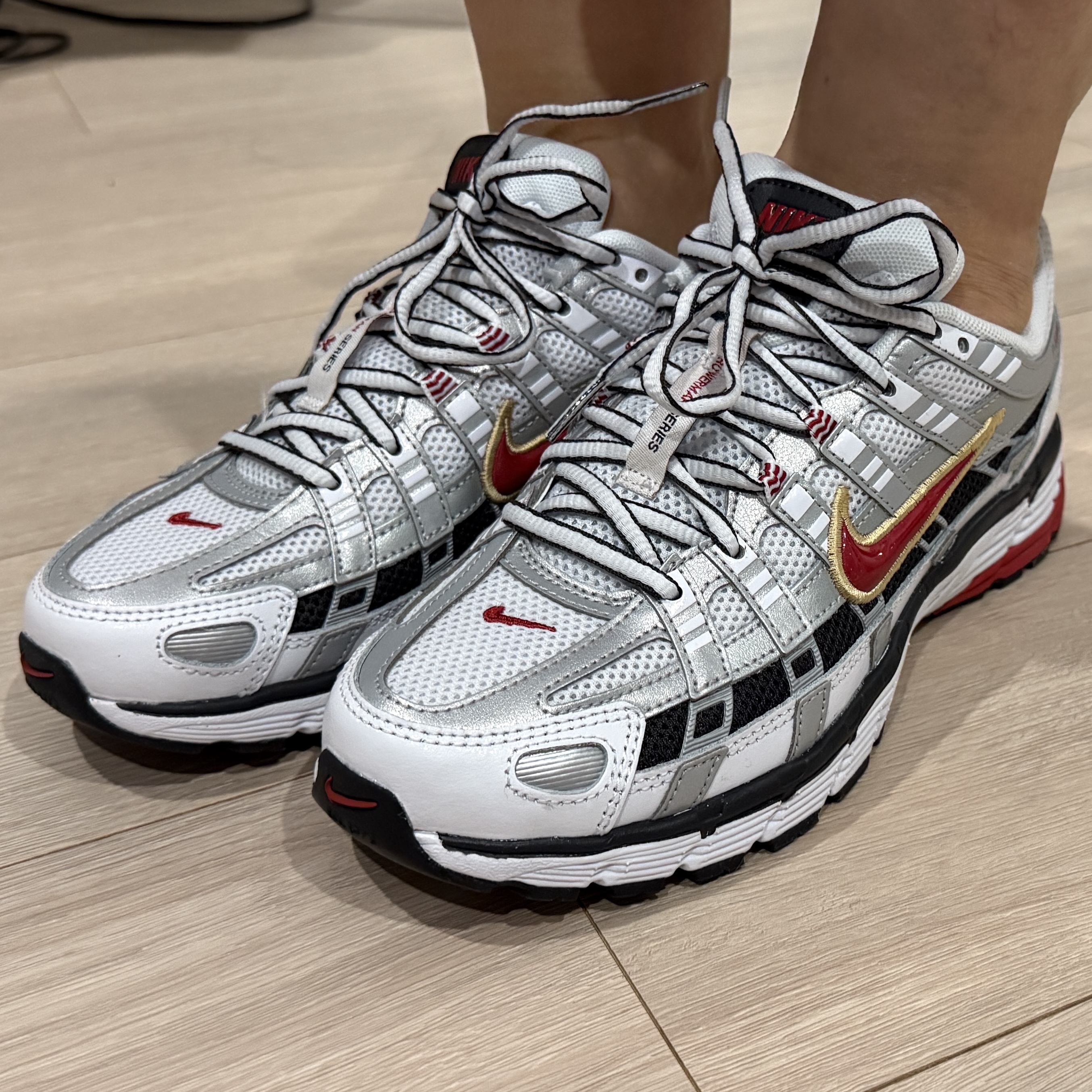 (W) Nike P-6000 Metallic Silver Red 착용 스타일