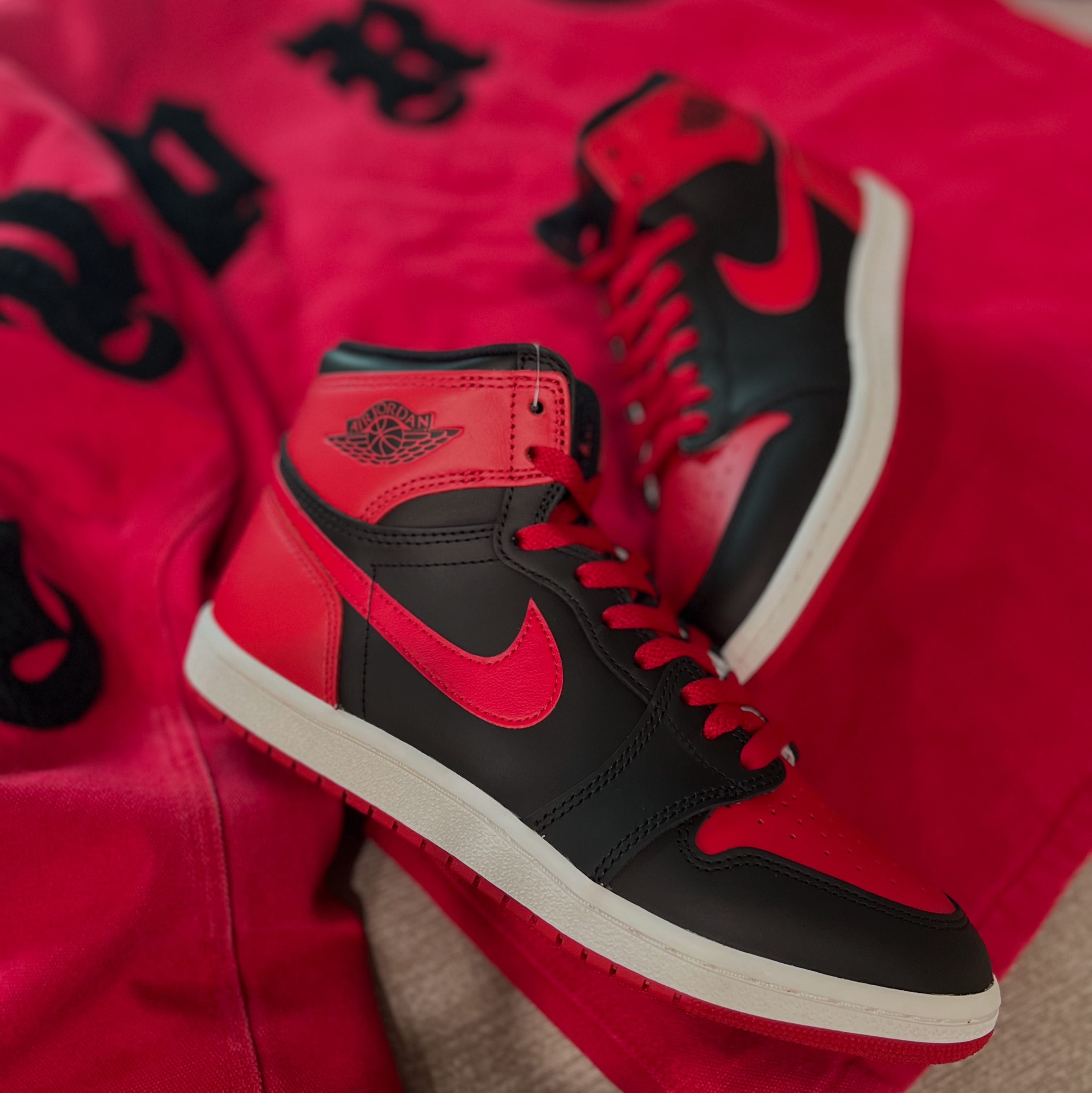 Jordan 1 x Tune High 85 Bred (Special Package), Supreme Old English Canvas Work Jacket Red - 25SS 착용 스타일 - 3