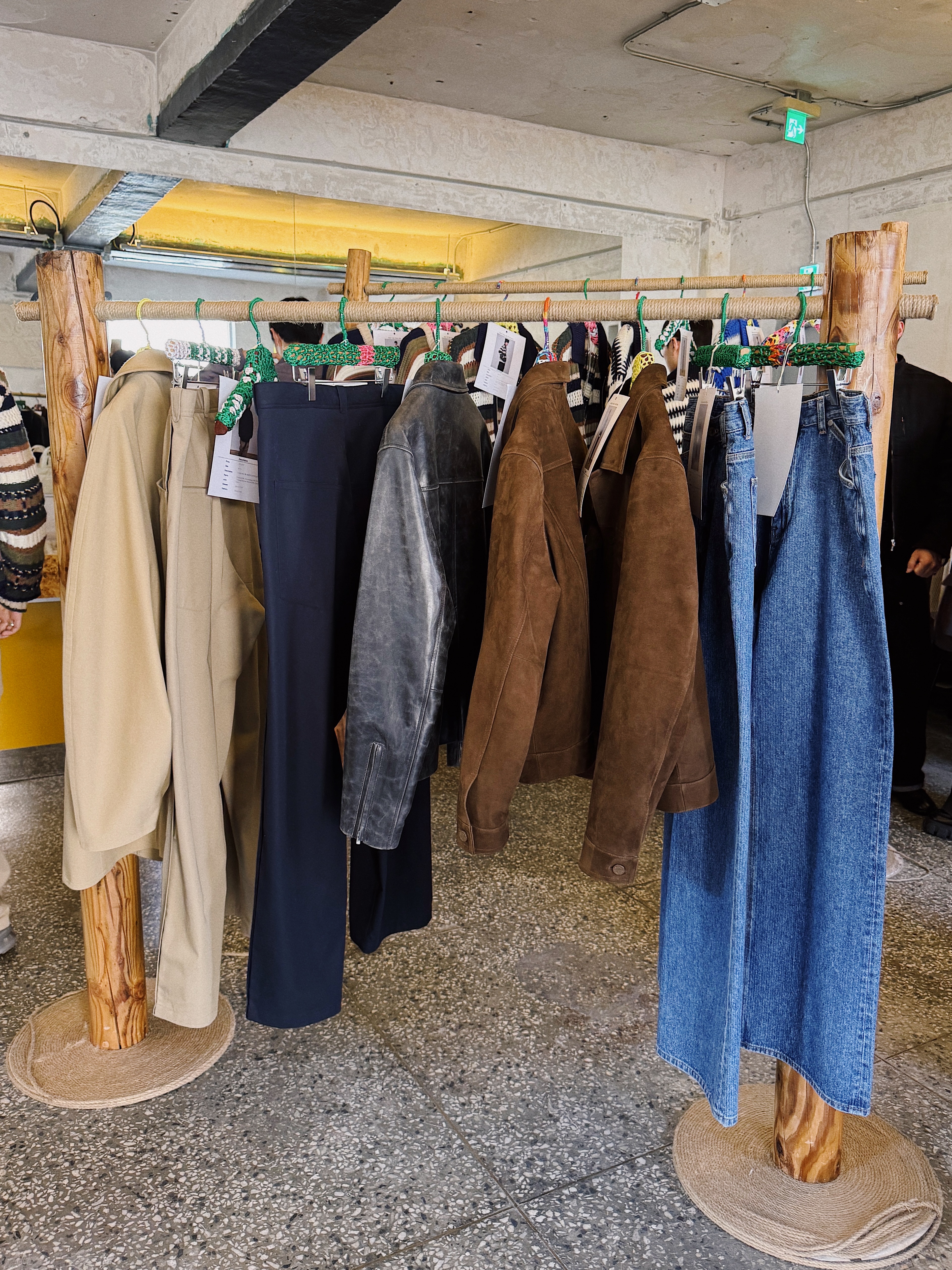 STU Goat Suede Trucker Jacket Brown, Nonnod Double pocket twill pants Beige 착용 스타일 - 5