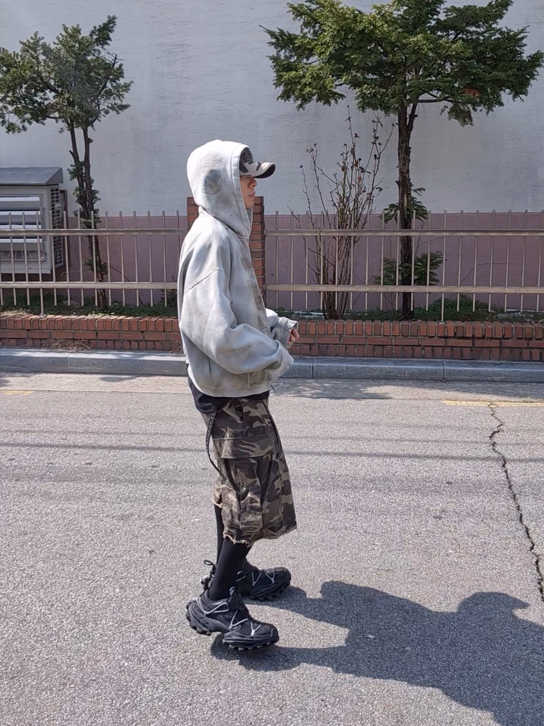 Undermycar Mu.47 Anti Fxxking Logo Play Big Cargo Camo Shorts Camo Mocha, Balenciaga Hike Sneaker Black 착용 스타일 - 2
