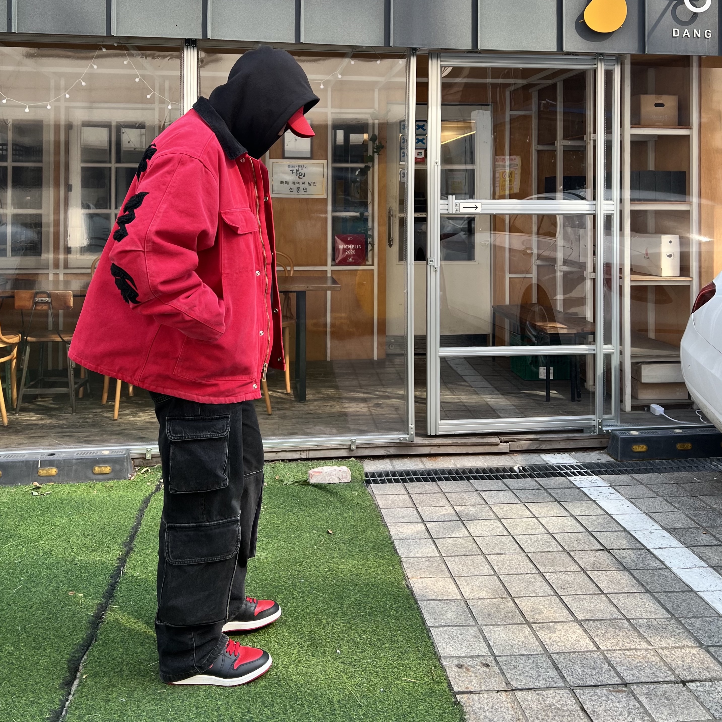Jordan 1 x Tune High 85 Bred (Special Package), Supreme Old English Canvas Work Jacket Red - 25SS 착용 스타일 - 2