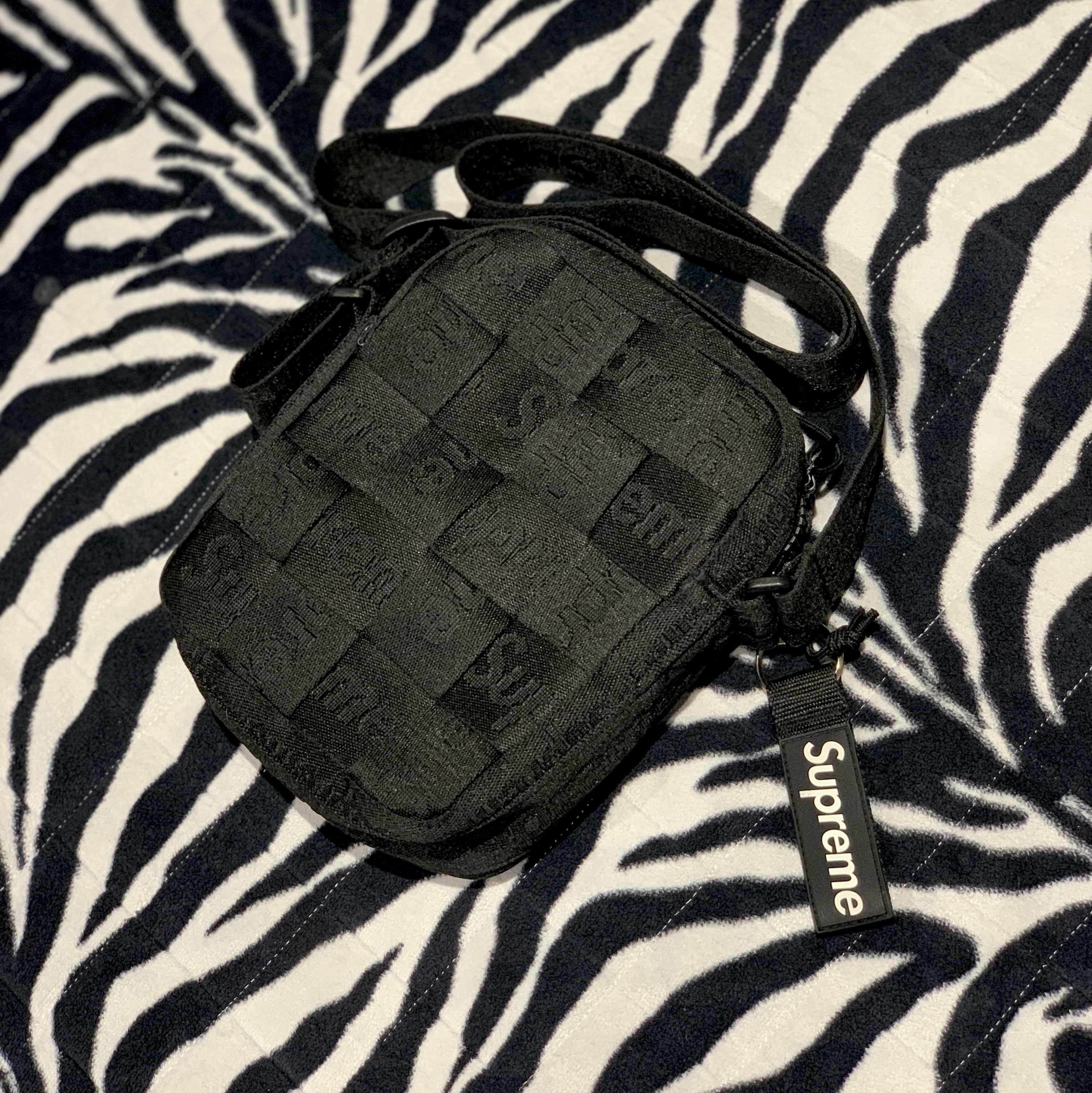 Supreme Woven Shoulder Bag Black - 23SS, Supreme Webbing Keychain Black - 23SS 착용 스타일