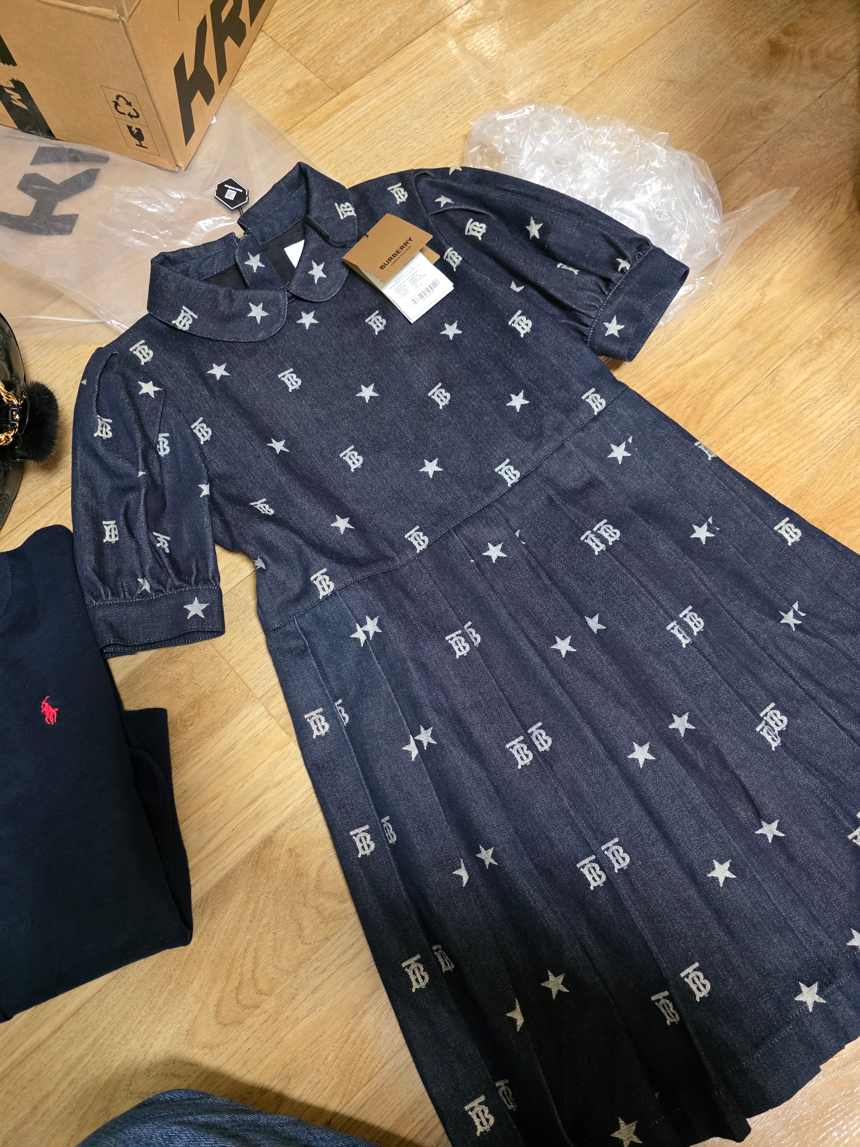 (Kids) Burberry Star and Monogram Motif Puff Sleeve  Denim Dress Indigo 착용 스타일
