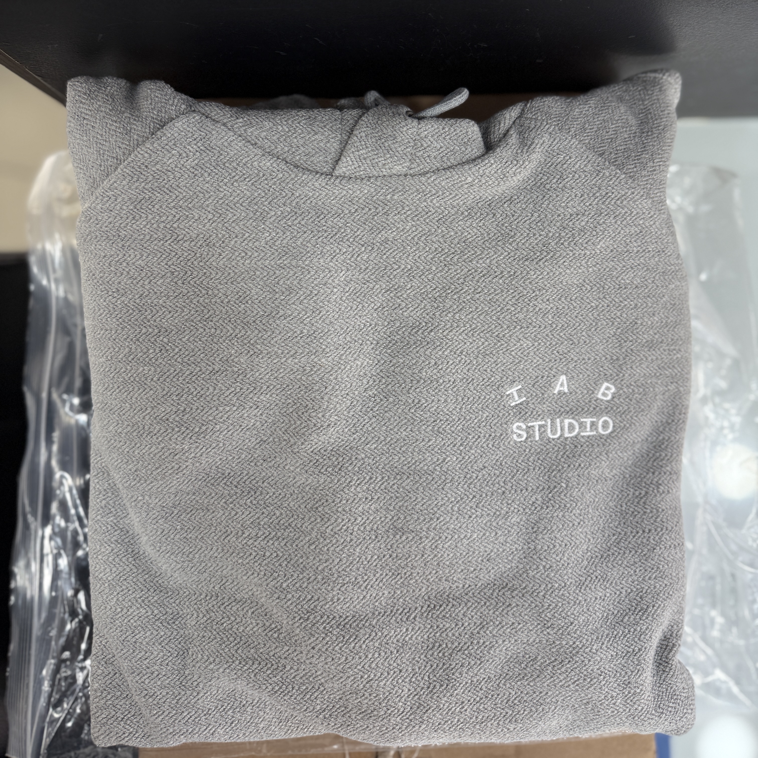 IAB Studio Herringbone Hoodie Gray White 착용 스타일