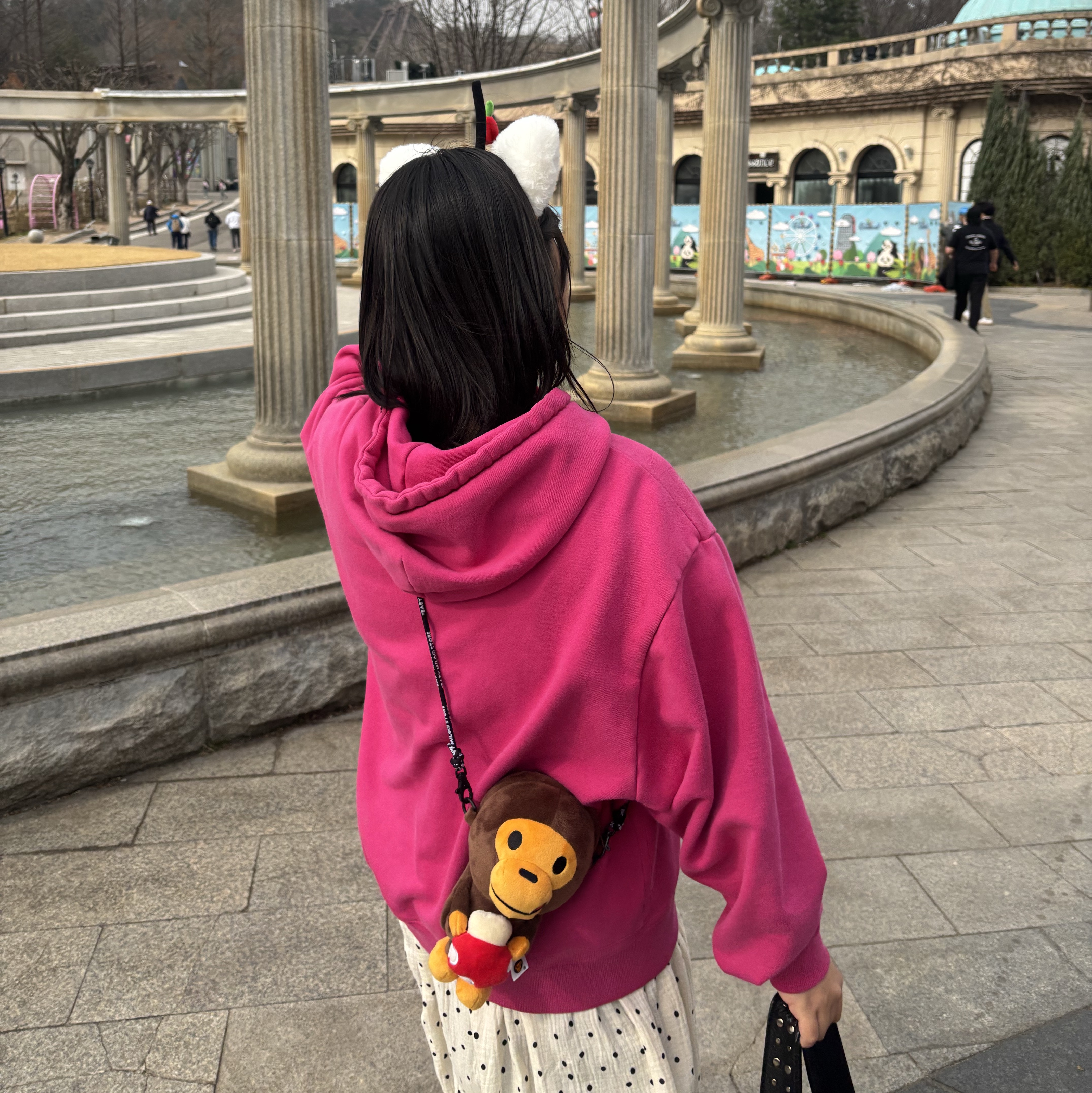 BAPE Baby Milo Plush Mobile Bag Brown 착용 스타일 - 3