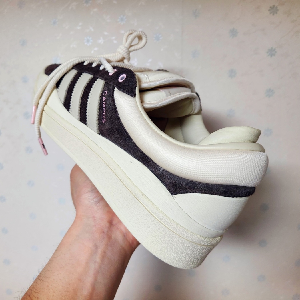 Adidas x Bad Bunny Campus Dark Brown Chalk White 착용 스타일 - 3