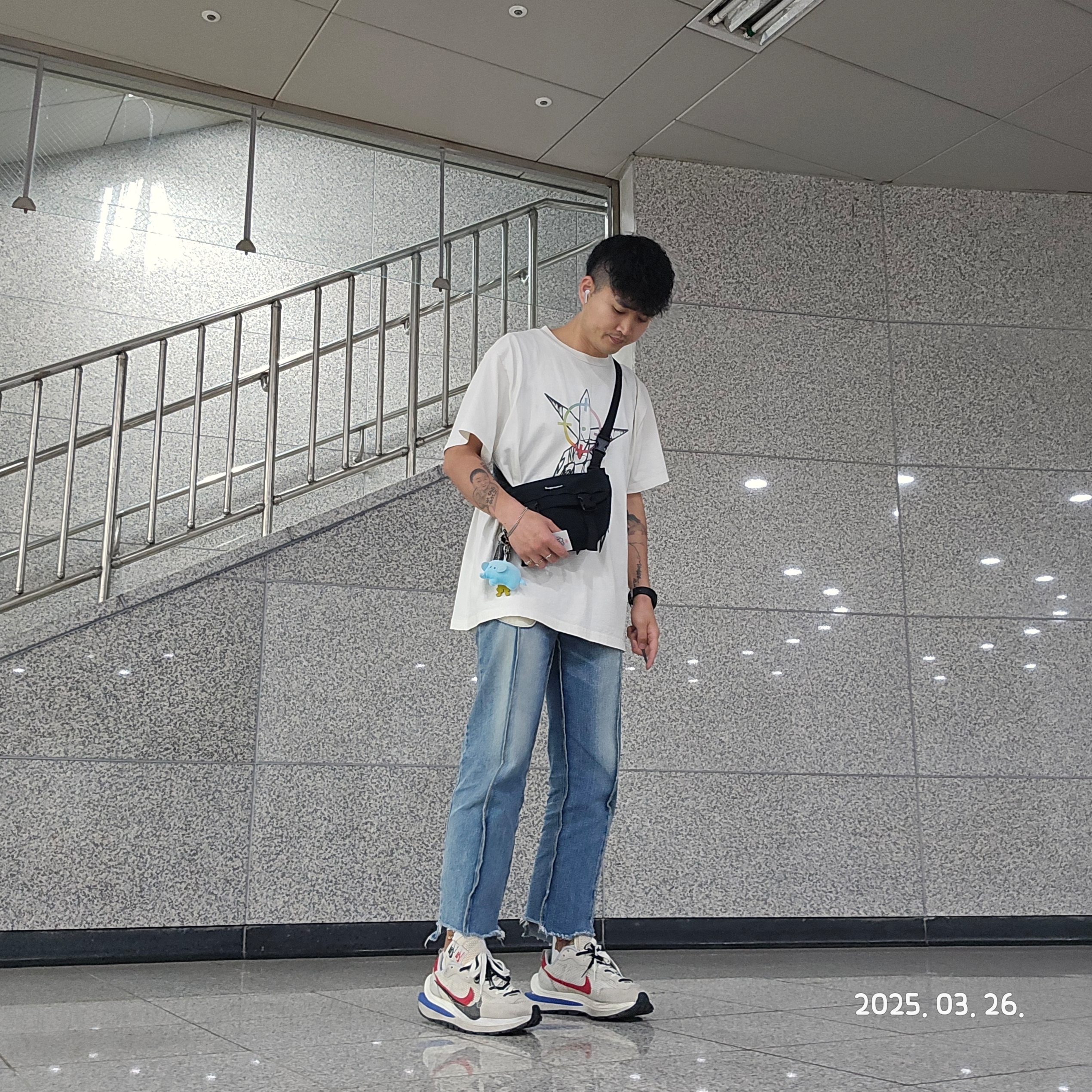Supreme Mini Messenger Bag Black - 25SS, Nike x Sacai VaporWaffle Royal Fuchsia 착용 스타일