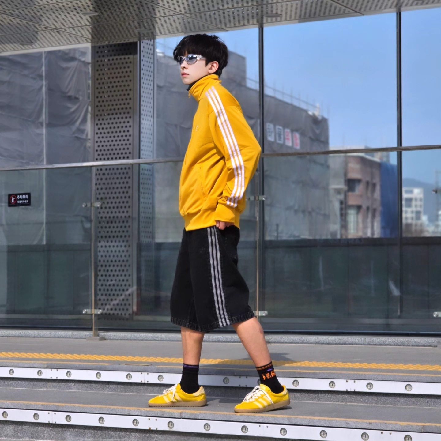 Adidas Adicolor Classic Firebird Track Top Preloved Yellow - KR Sizing, Adidas Adicolor Denim Firebird Shorts True Black Denim - KR Sizing 착용 스타일 - 5
