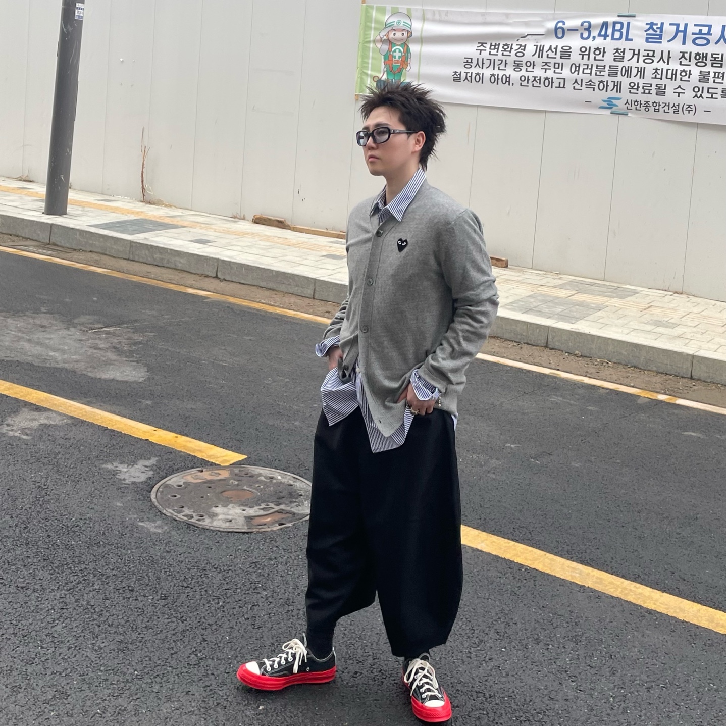 Play Comme des Garcons Black Heart Knit Cardigan Grey, Play Comme Des Garcons Black Heart Stripe Button Down Shirt Blue 착용 스타일 - 2