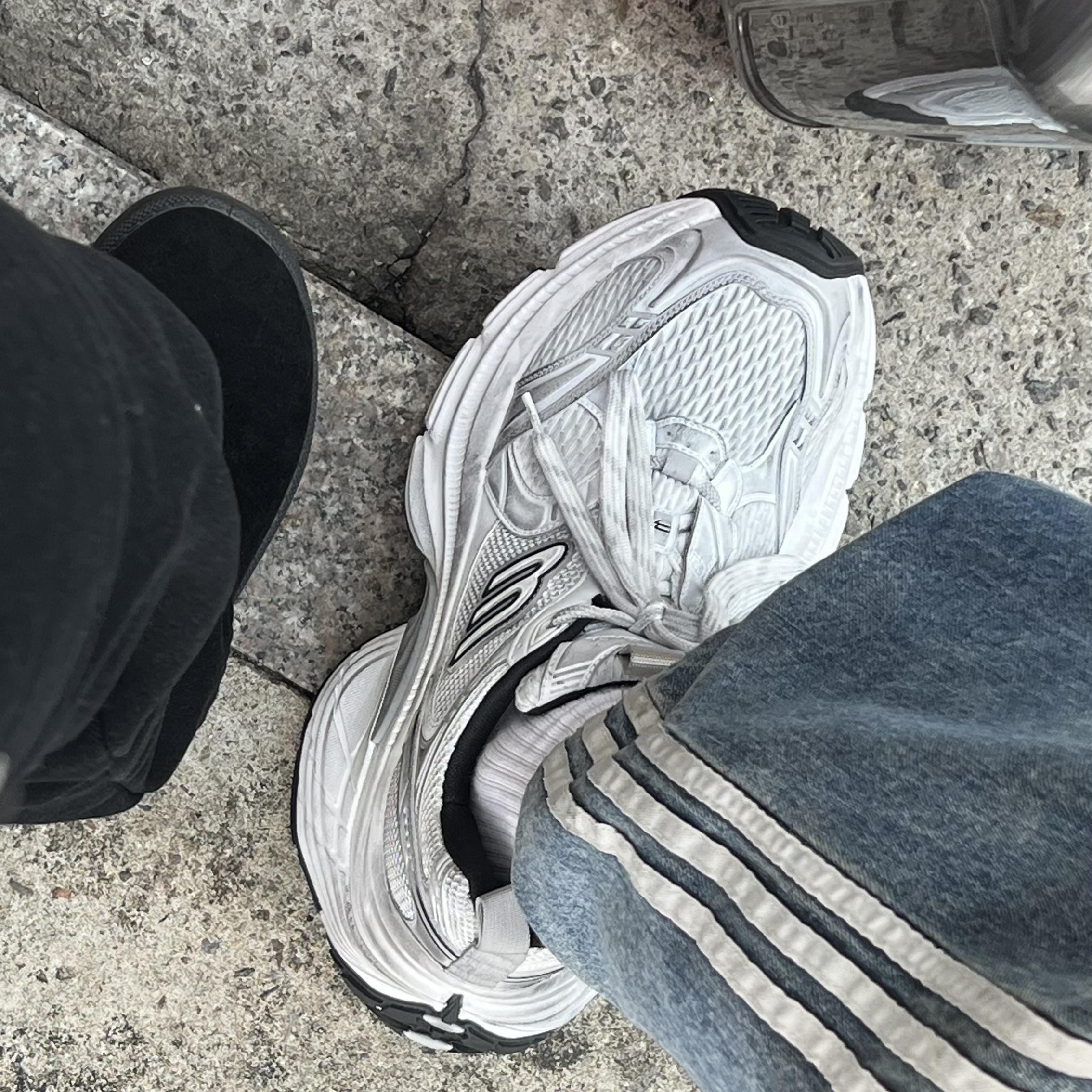 Balenciaga 10XL Sneakers White Grey Silver Black 착용 스타일 - 2
