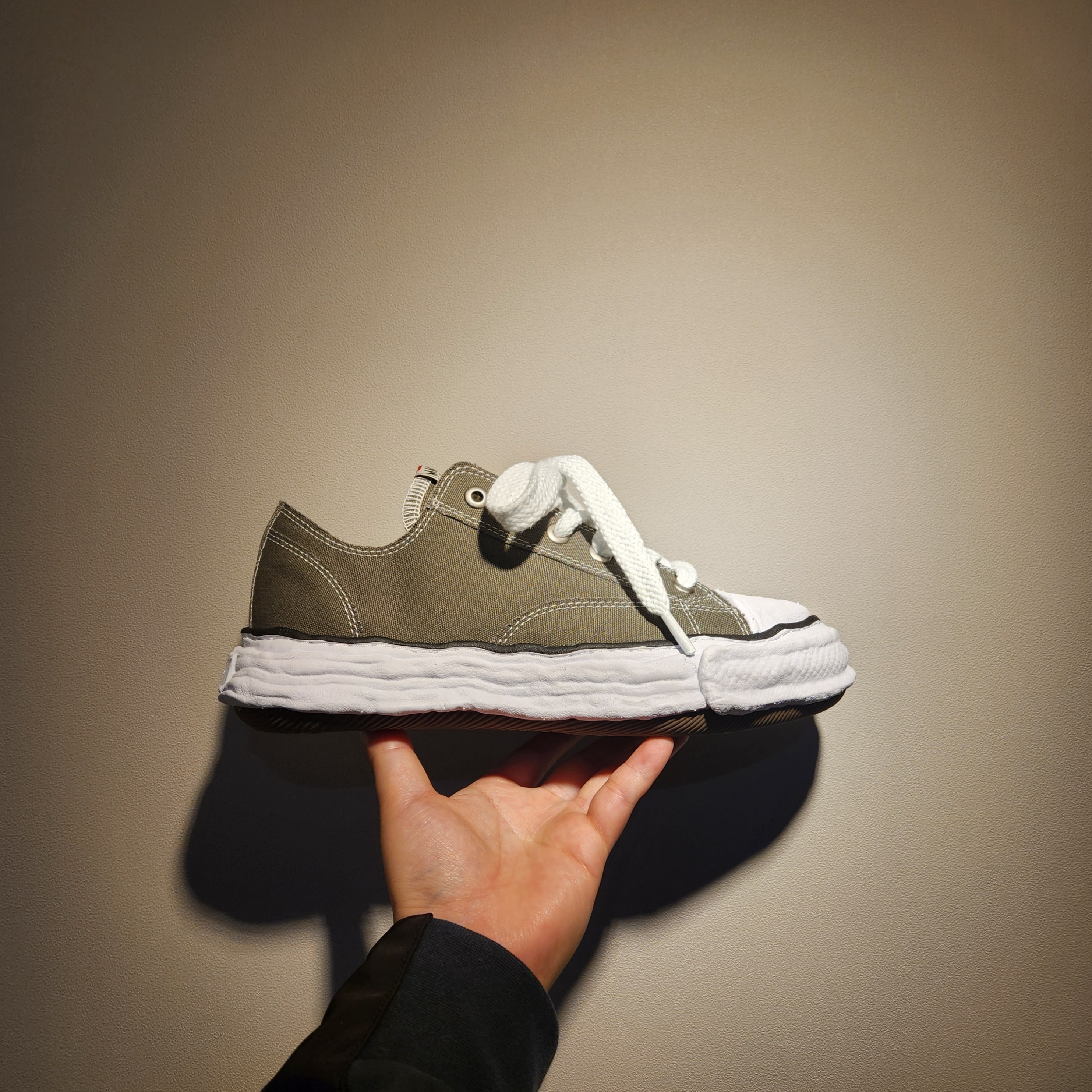 Maison Mihara Yasuhiro Peterson23 OG Sole Canvas Low-top Sneakers Green 착용 스타일