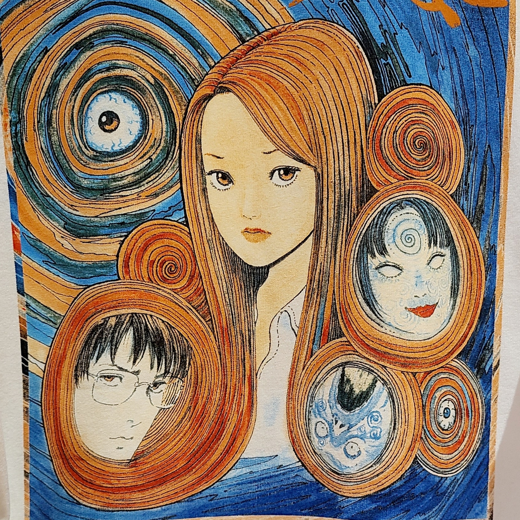 Uniqlo UT x Uzumaki Manga Curation Graphic T-Shirt C White, Uniqlo UT x Parasyte Manga Curation Graphic T-Shirt E Navy - KR 착용 스타일 - 1