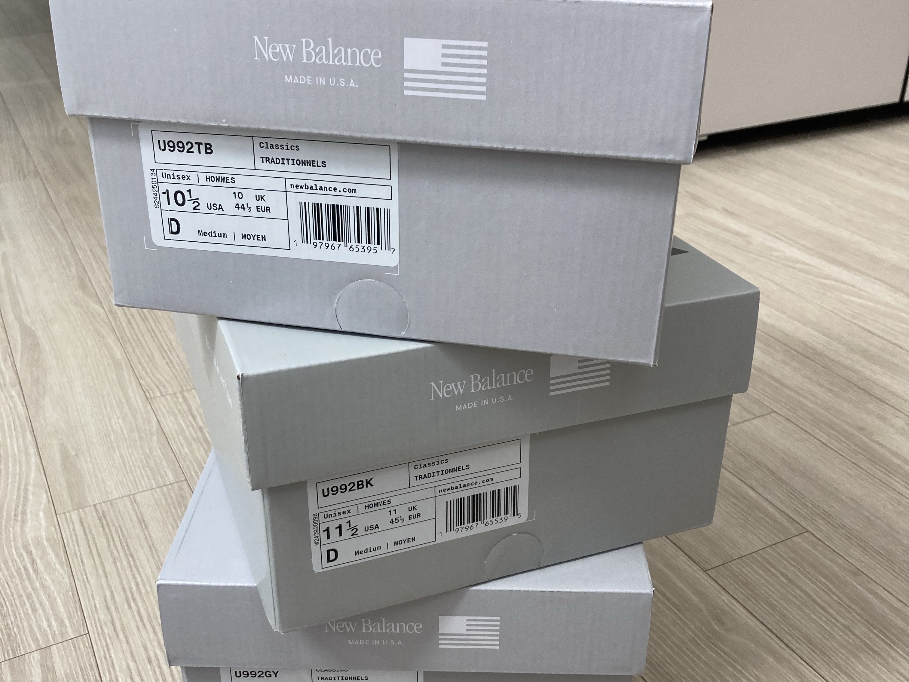 New Balance 992 Made in USA Core Grey Silver Metallic, New Balance 992 Made in USA Core Black Grey 착용 스타일 - 3