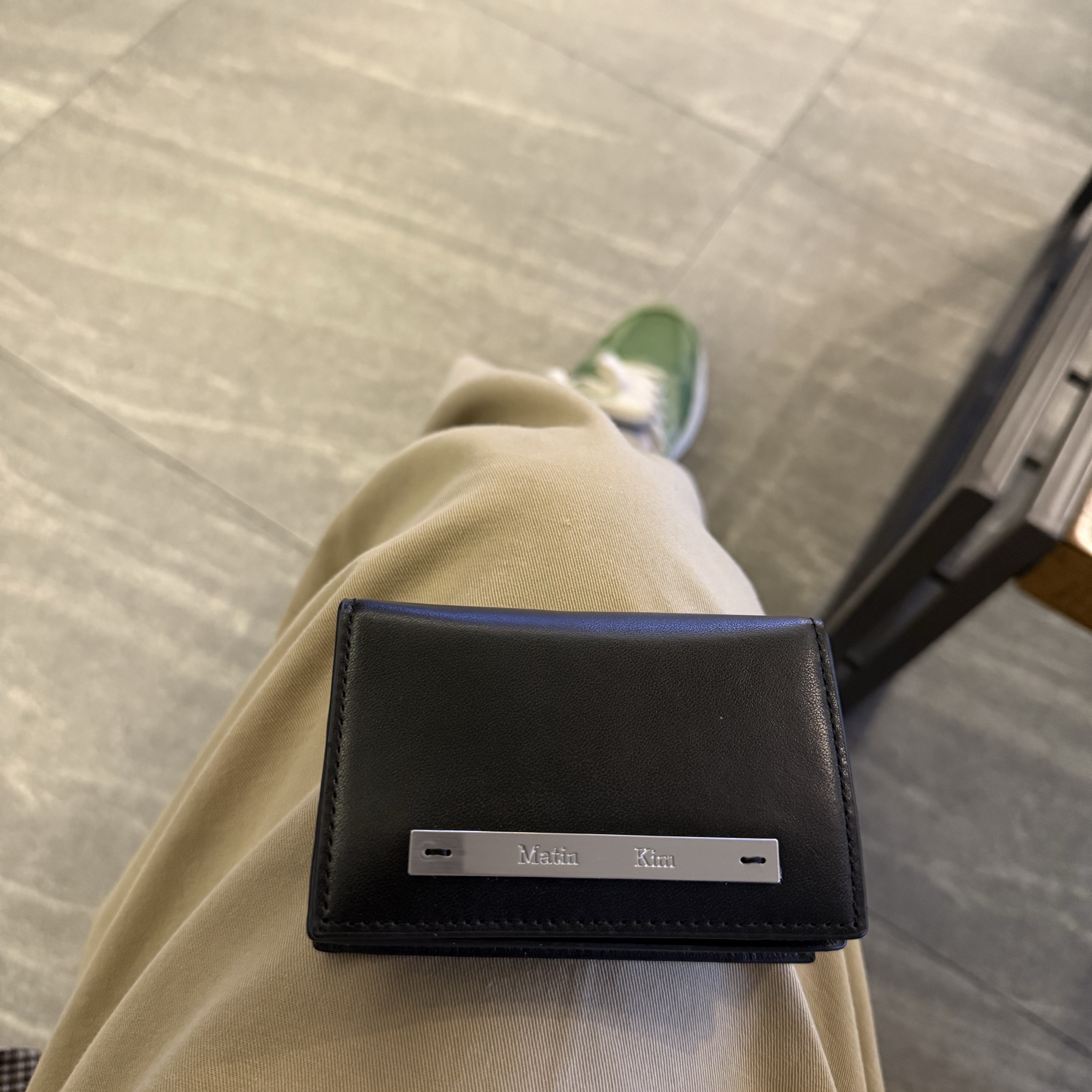 Matin Kim Slim Metal Business Wallet Black, New Balance 993 Made in USA Chive Sea Salt 착용 스타일 - 2