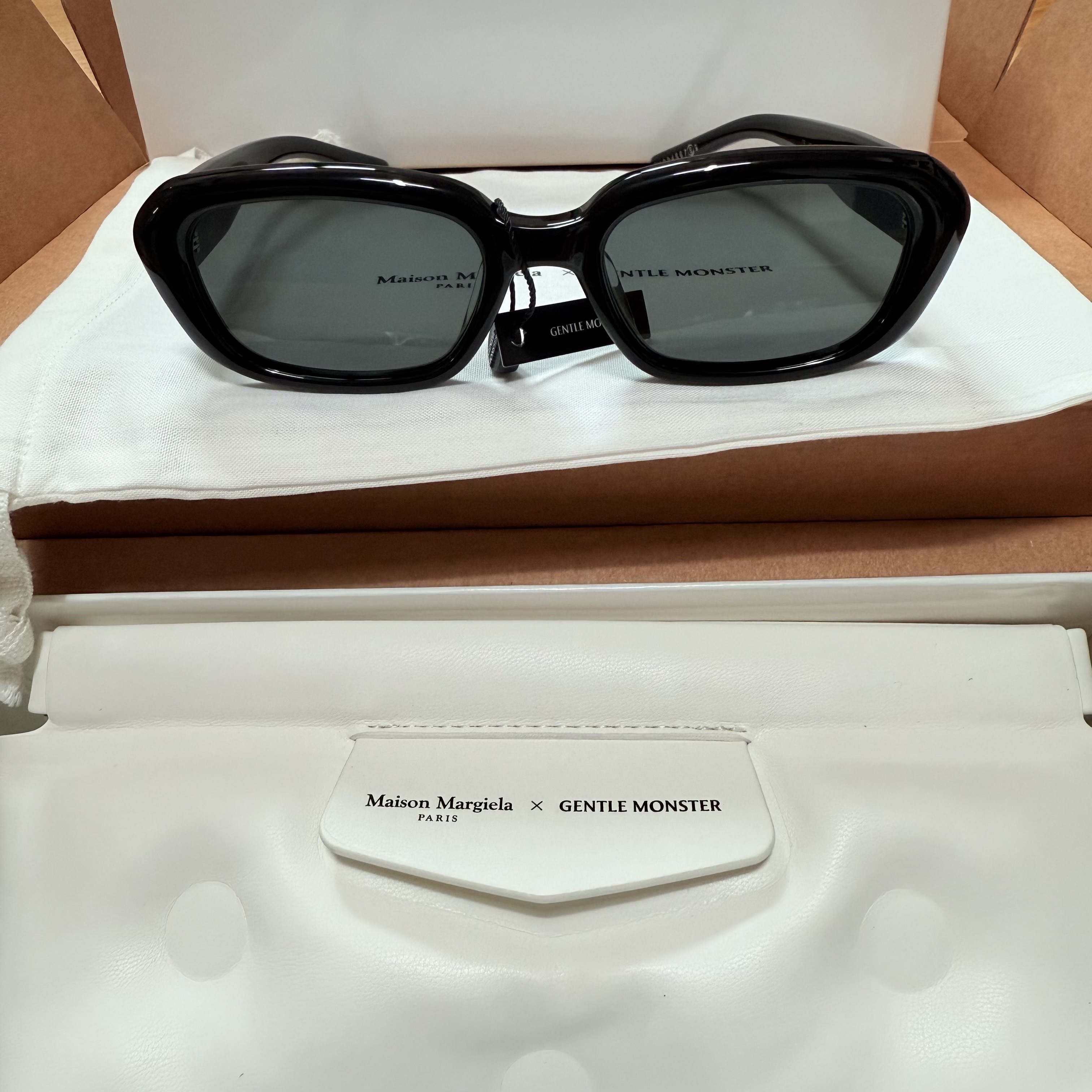 Gentle Monster x Maison Margiela MM207 Black Gray 착용 스타일 - 1