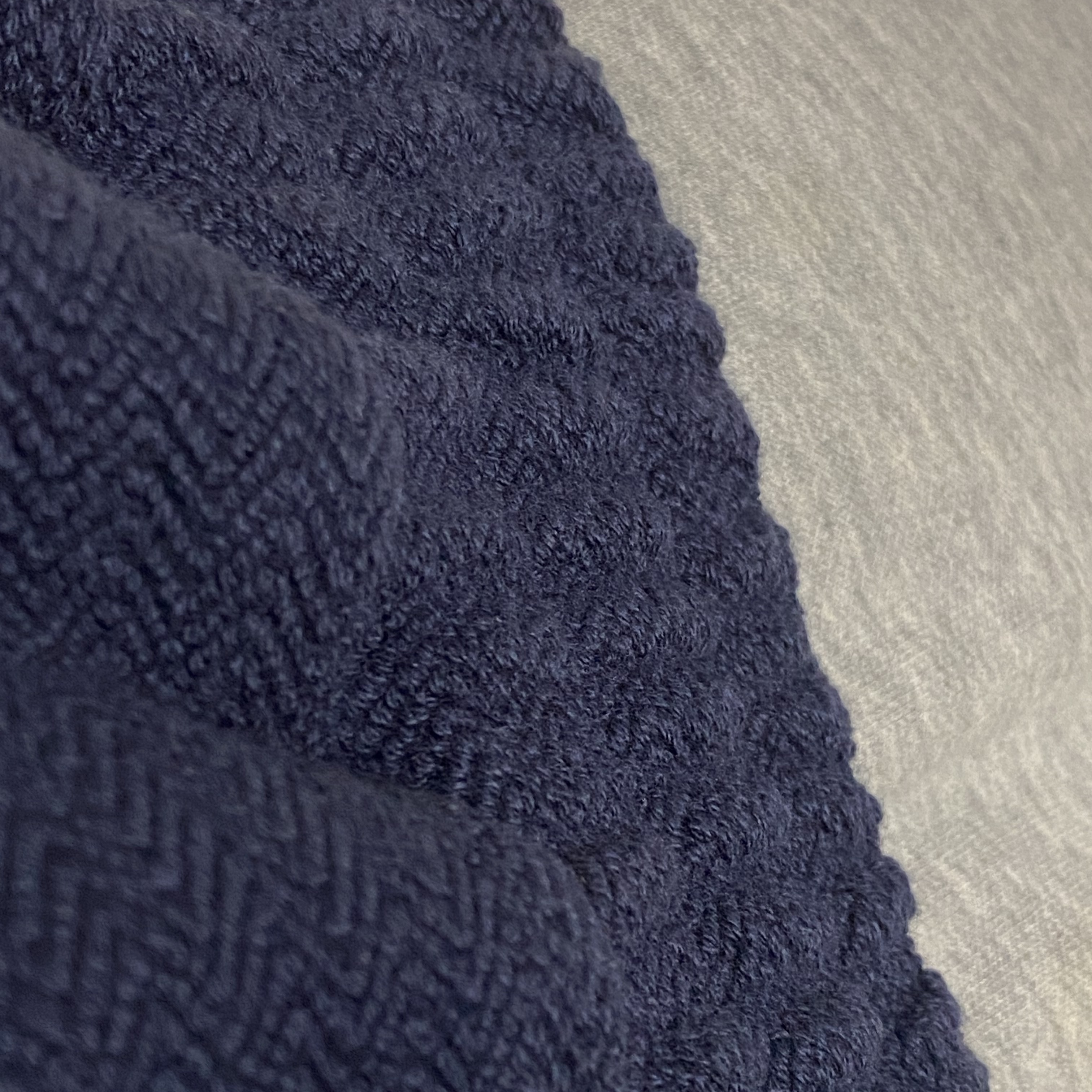 IAB Studio Herringbone Hoodie Navy White 착용 스타일 - 3