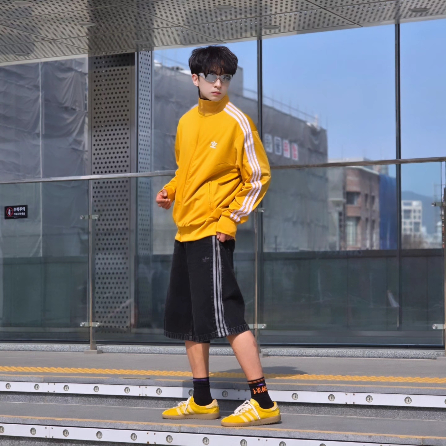 Adidas Adicolor Classic Firebird Track Top Preloved Yellow - KR Sizing, Adidas Adicolor Denim Firebird Shorts True Black Denim - KR Sizing 착용 스타일 - 4