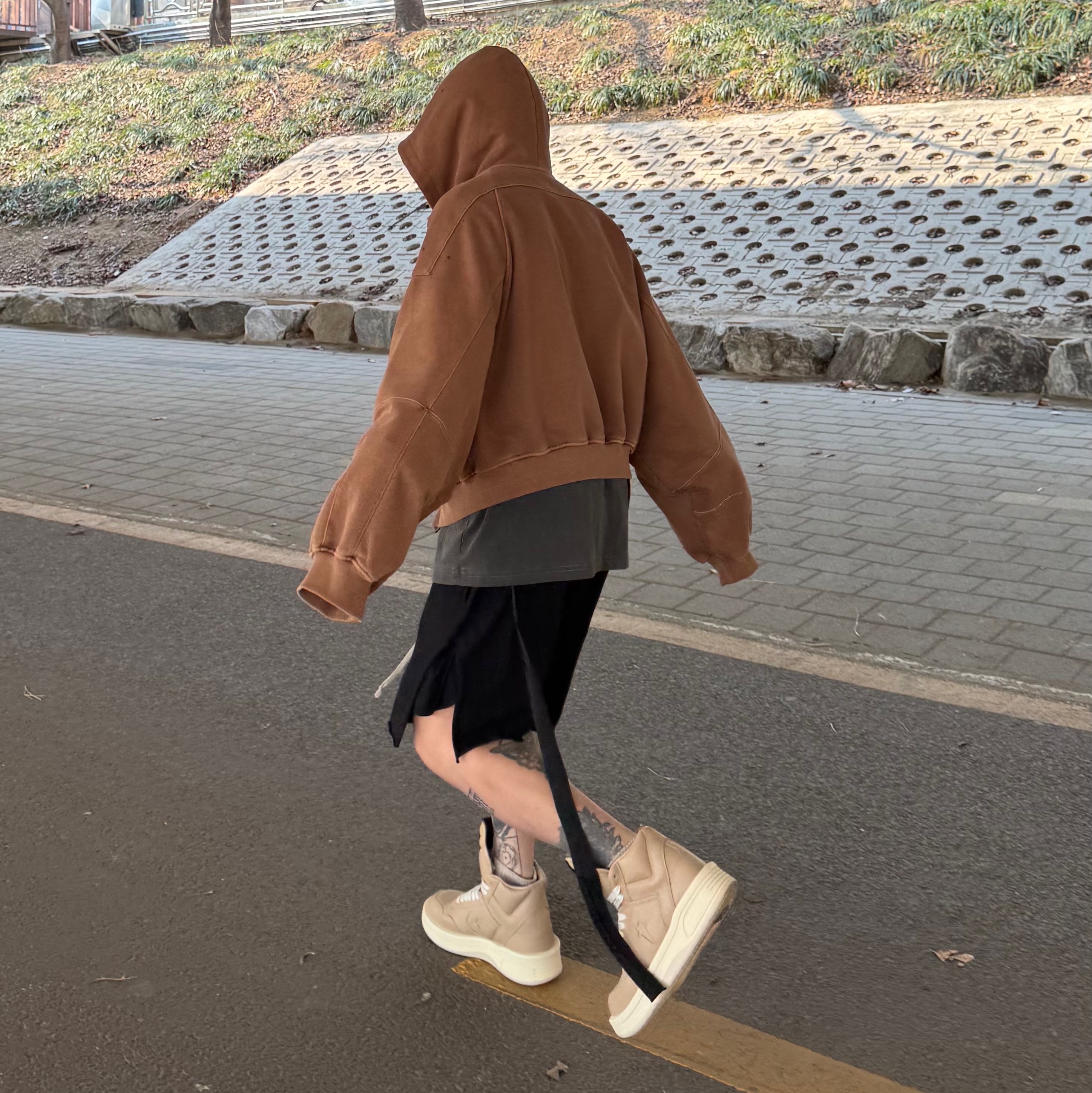 컨버스 x 다크쉐도우 터보웨폰 케이브 착용 스타일