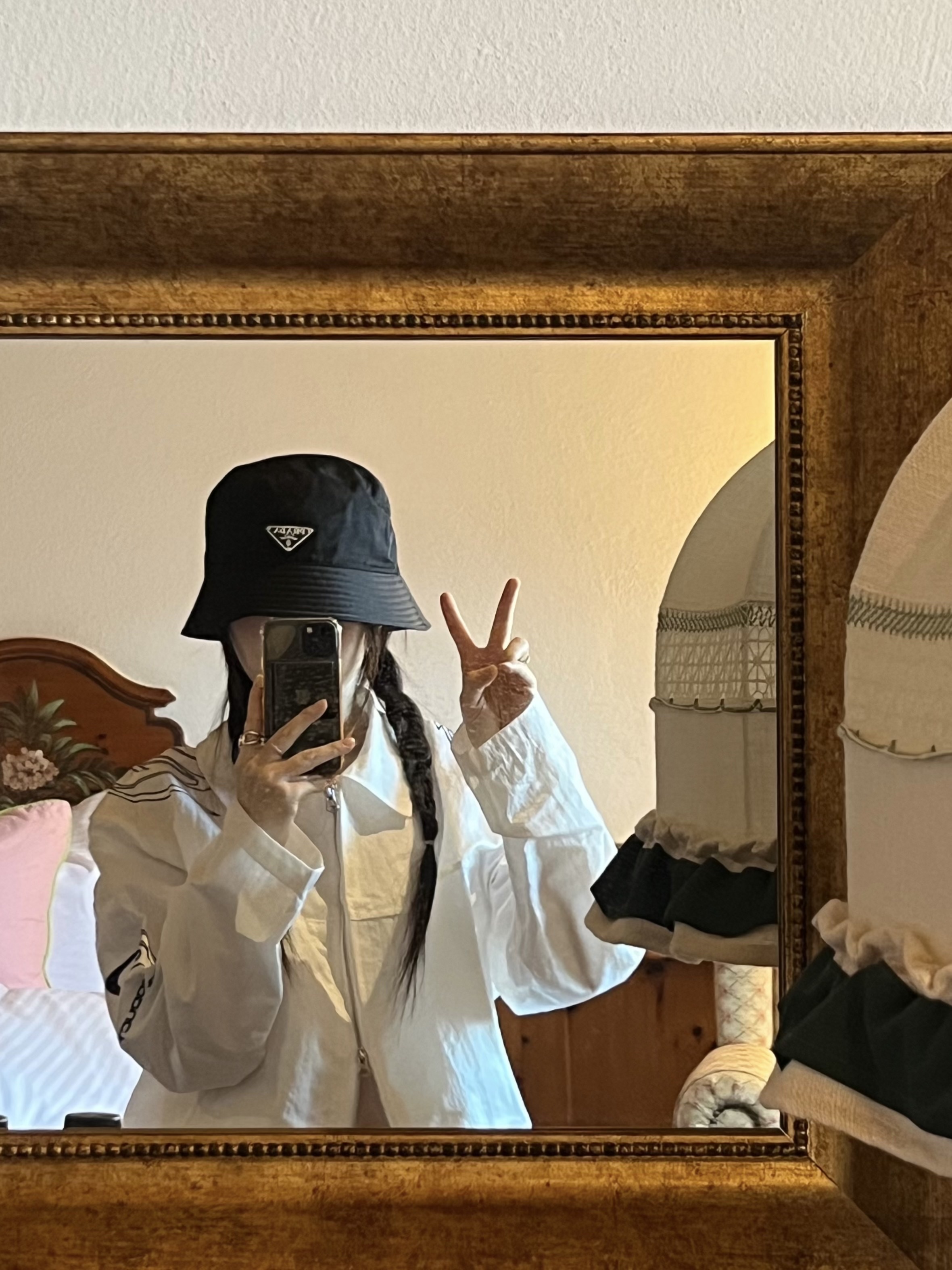 (W) Prada Re-Nylon Bucket Hat Black 착용 스타일 - 5