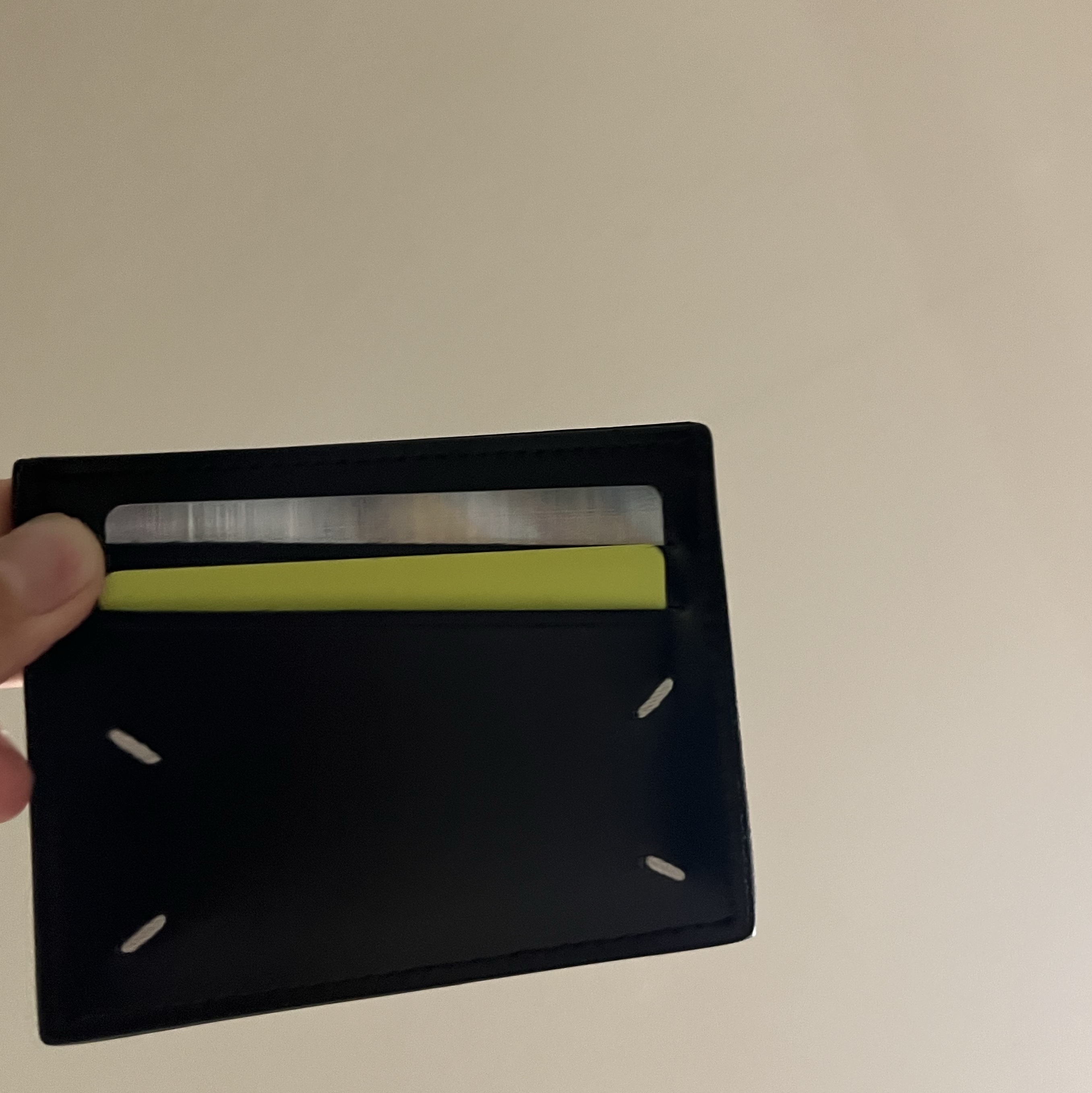 Maison Margiela Grainy Smooth Leather Card Holder Black 착용 스타일