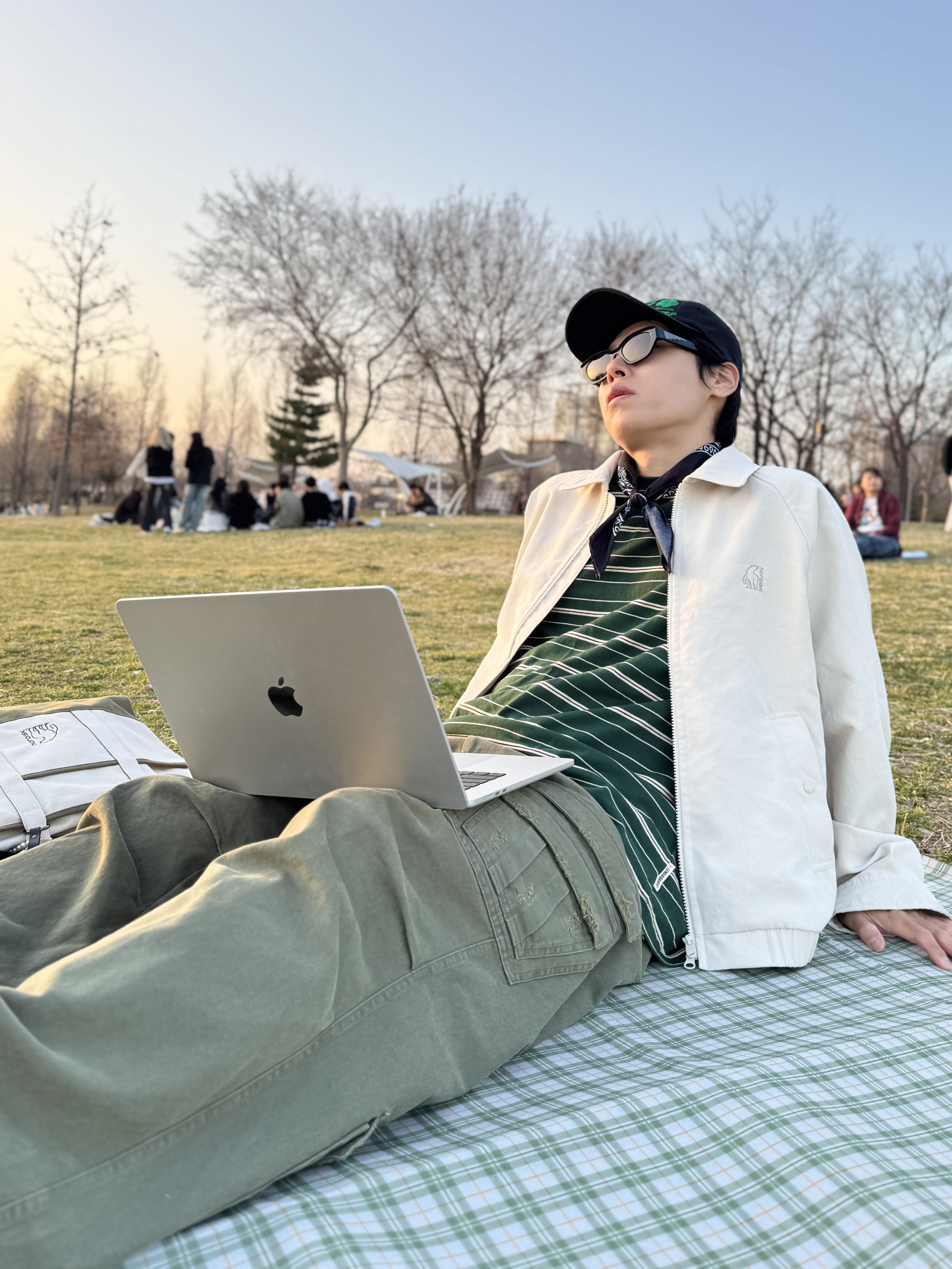 Apple 2024 MacBook Air 15 M3 256GB SSD / 8GB RAM Silver (Korean Ver.), Nonnod Double Pocket Cargo Pants Vintage Khaki 착용 스타일 - 2