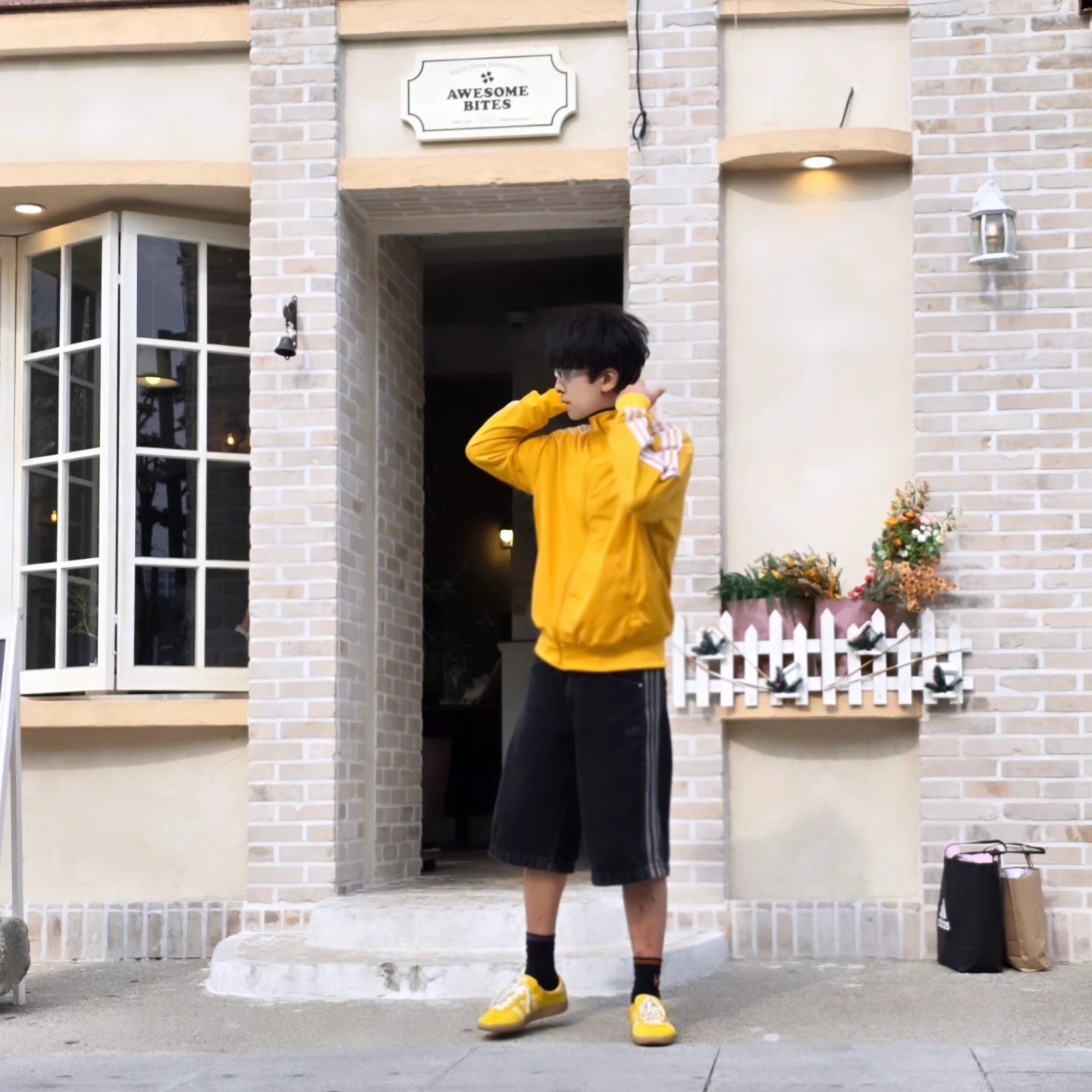 아디다스 아디컬러 클래식 파이어버드 트랙탑 프리러브드 옐로우 - KR 사이즈, 아디다스 아디컬러 데님 파이어버드 쇼츠 트루 블랙 데님 - KR 사이즈 착용 스타일 - 2