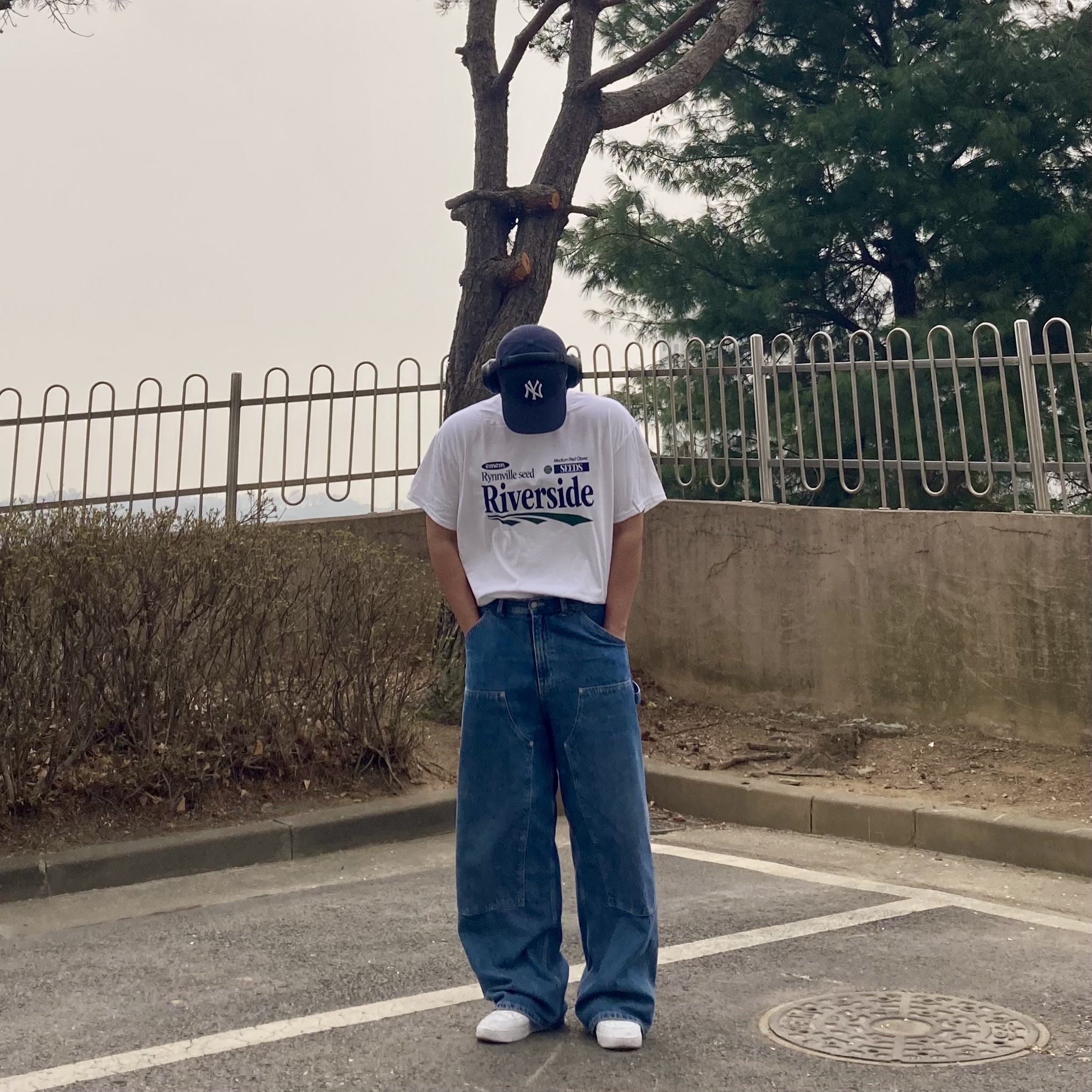 Gildan X EMEM Riverside T-Shirt White 착용 스타일 - 1